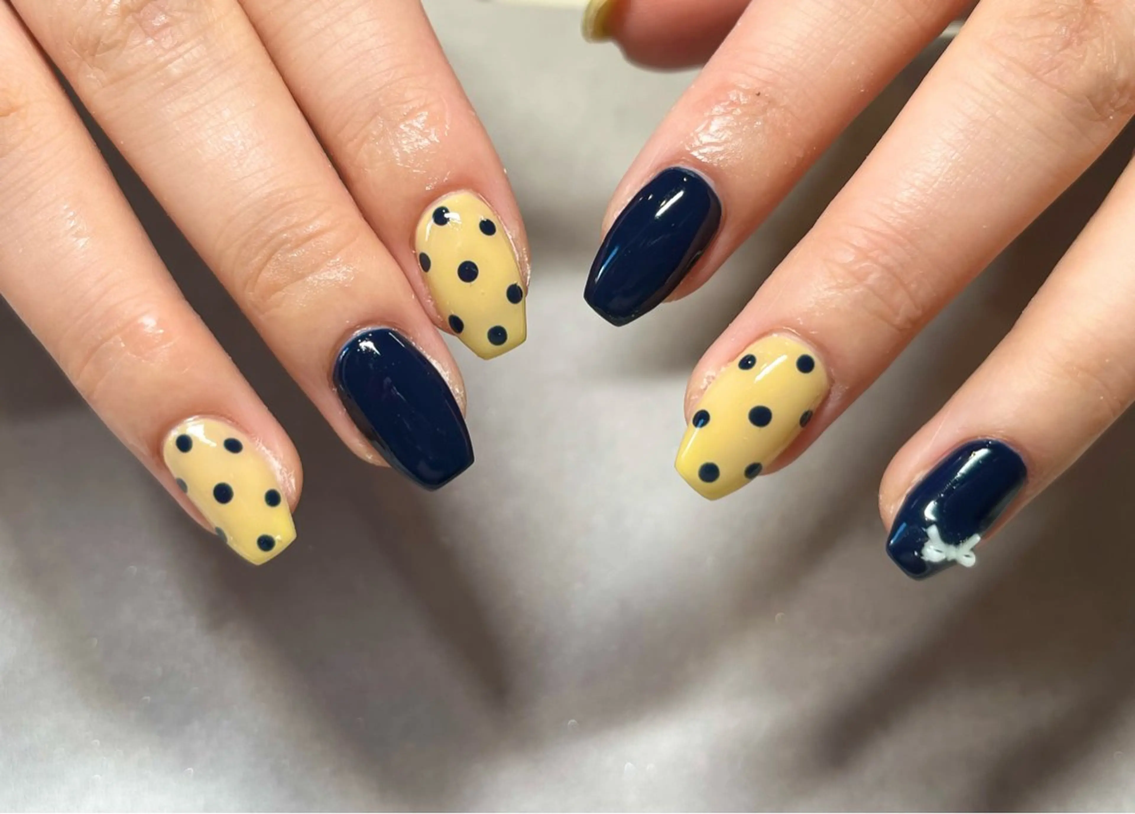 ネイル ネイビー 黄色 🫧ちゅるん/韓国 Ayano𓈒🎀のネイルデザイン