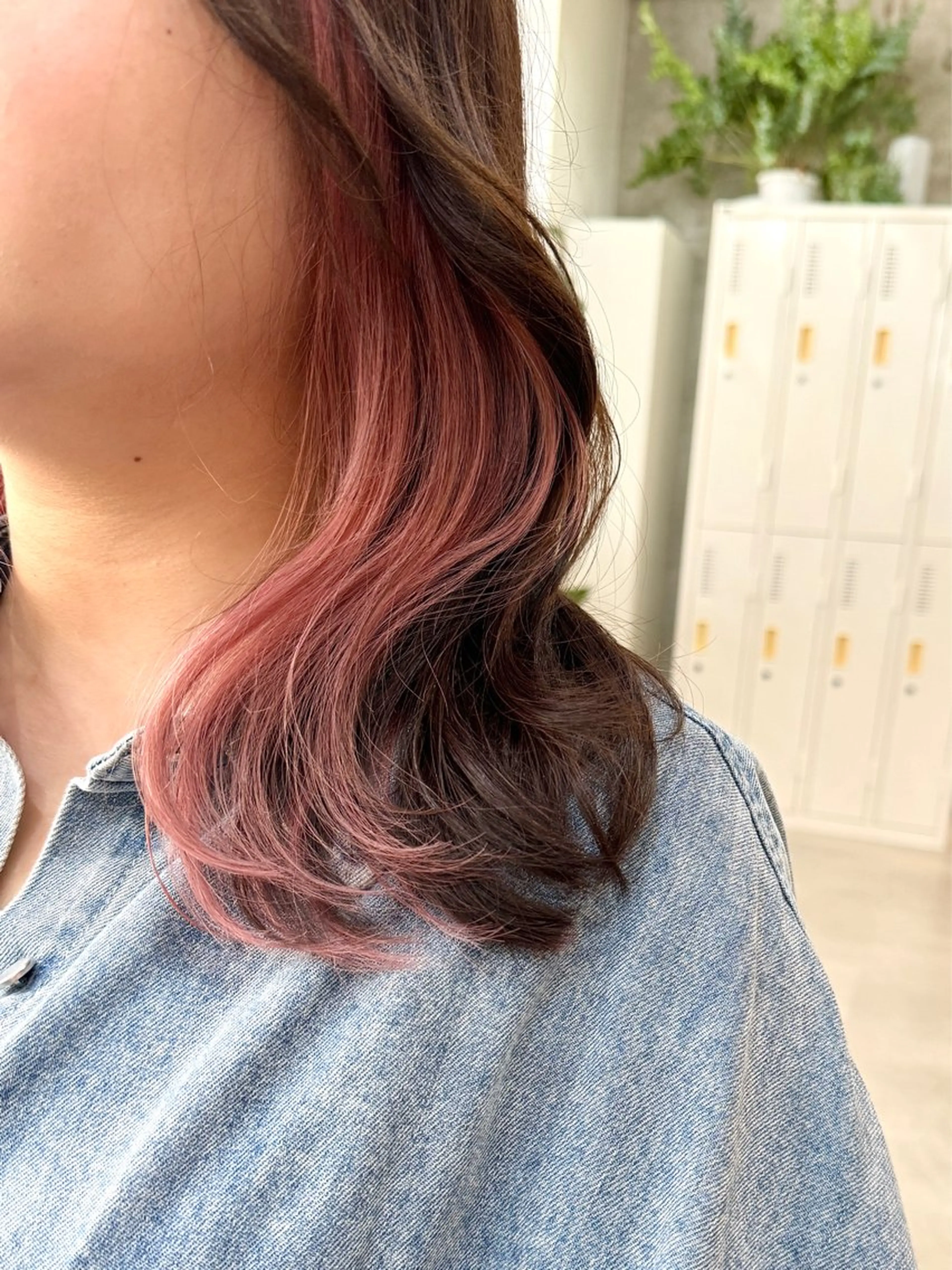 ミディアム カラー ベージュカラー インナーカラー ピンクカラー ピンクベージュ 切りっぱなしボブ/ ブリーチカラー/大塚のヘアスタイル