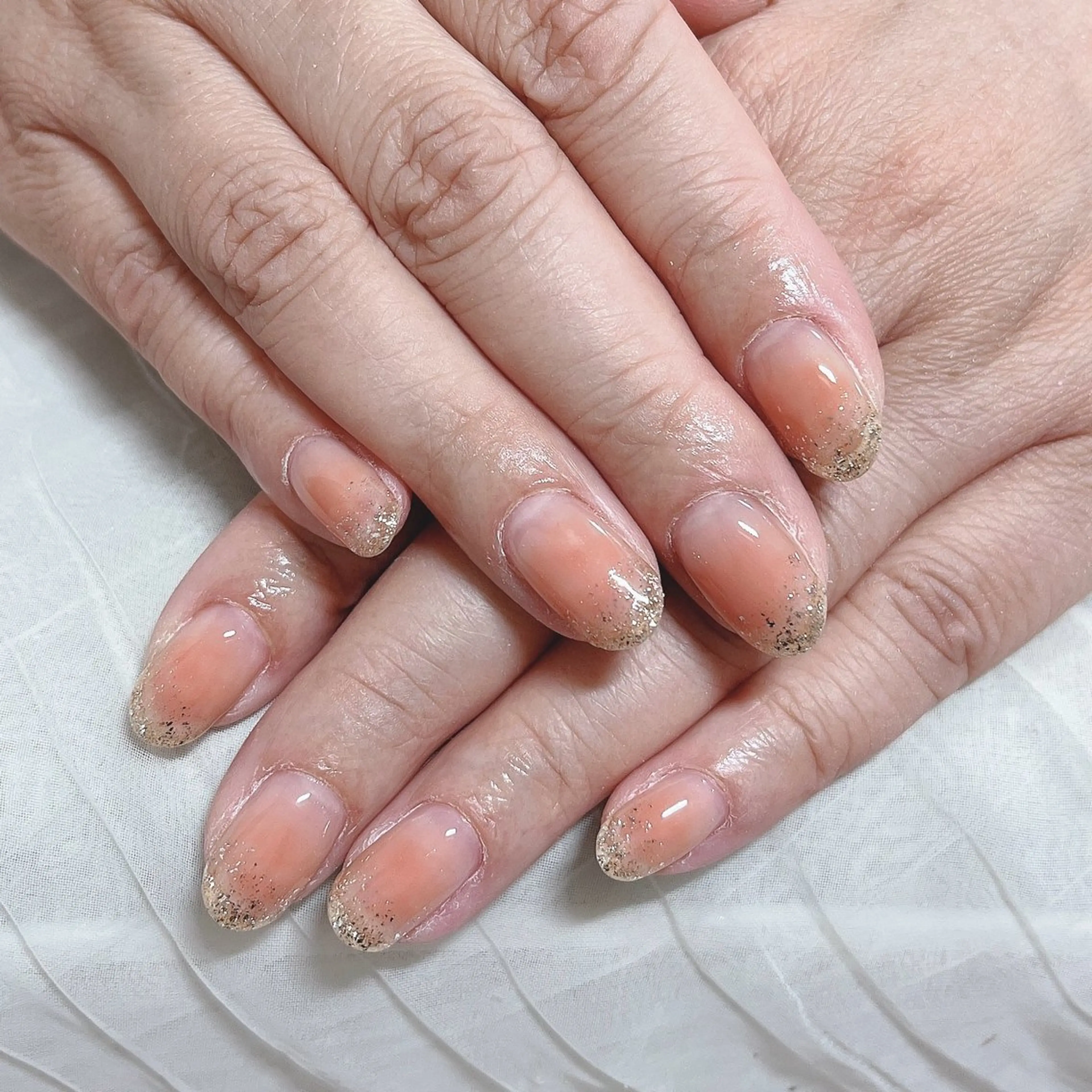 ネイル チークネイル グラデーション ラメ(グリッター) ラメグラデーション ハンドネイル ネイルサロン プレジア所属・プレジア ゆうこのネイルデザイン