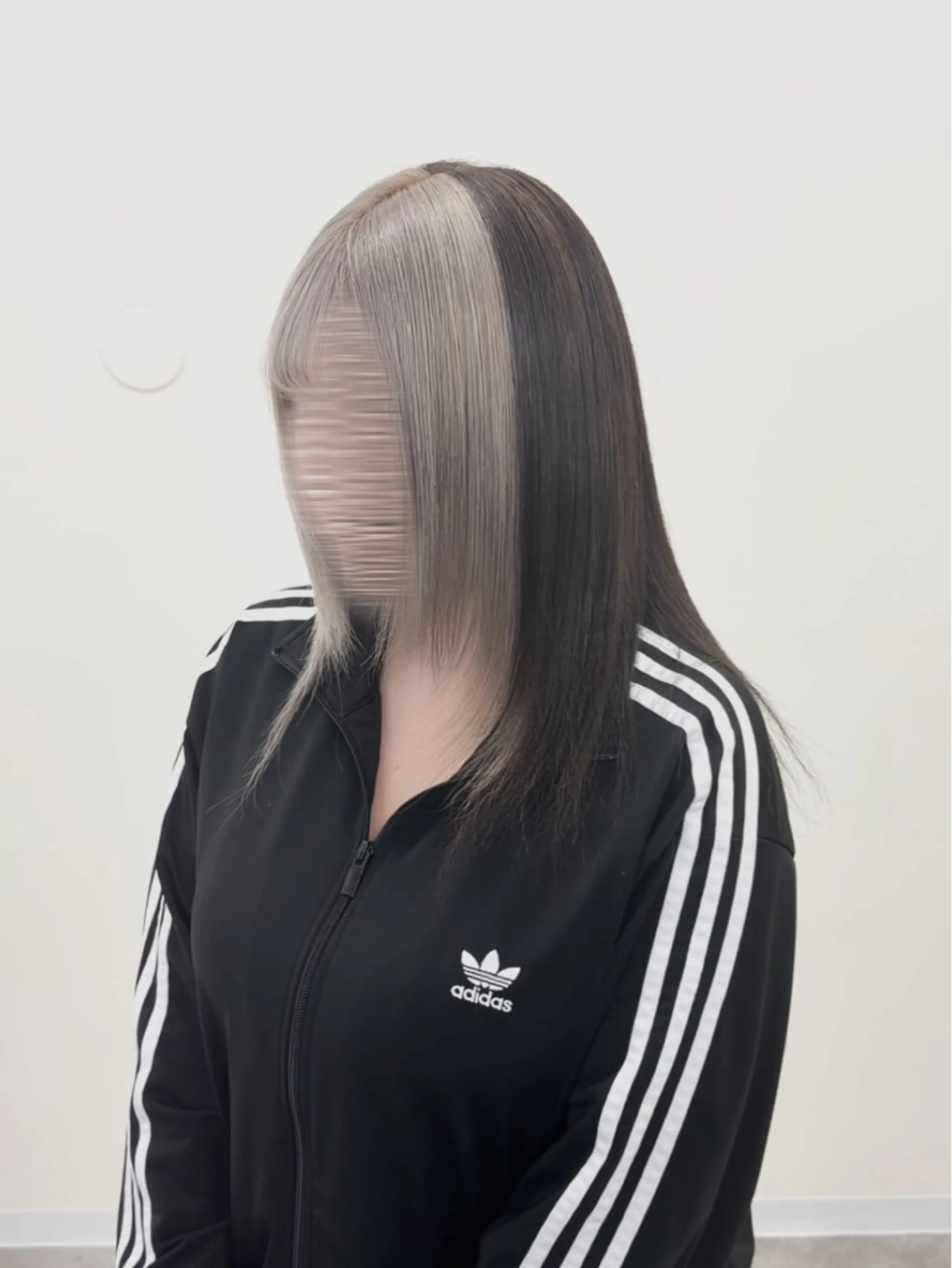 カラー ミストバング 黒髪  フェイスフレーミング シルバー ヘアサロンアウラ所属・旭岡龍明/ハイトーン /ケアブリーチのヘアスタイル