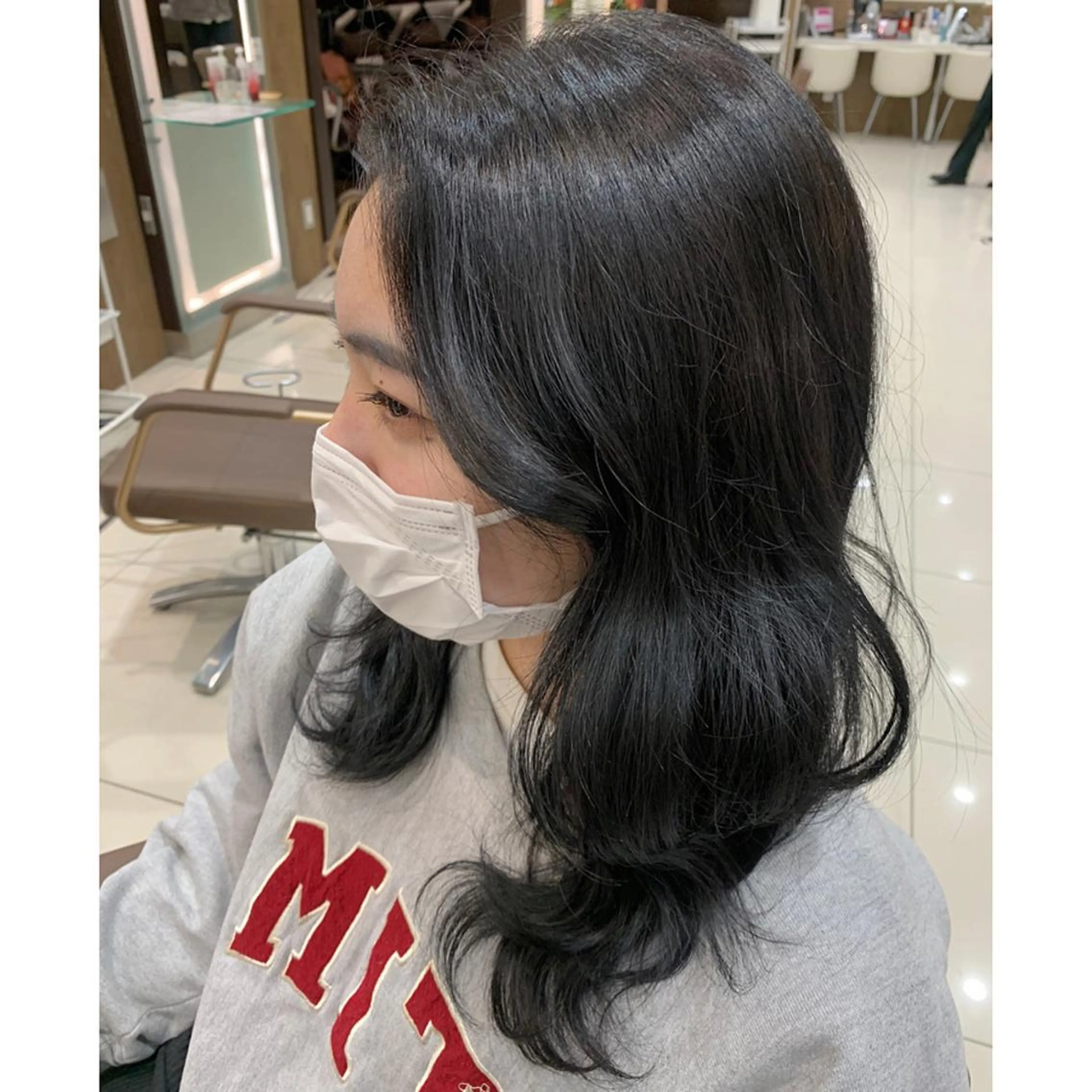 ミディアム カラー 黒髪 ブルーカラー ブルーブラック ヨシンモリ tokute よしかわなお🍒のヘアスタイル