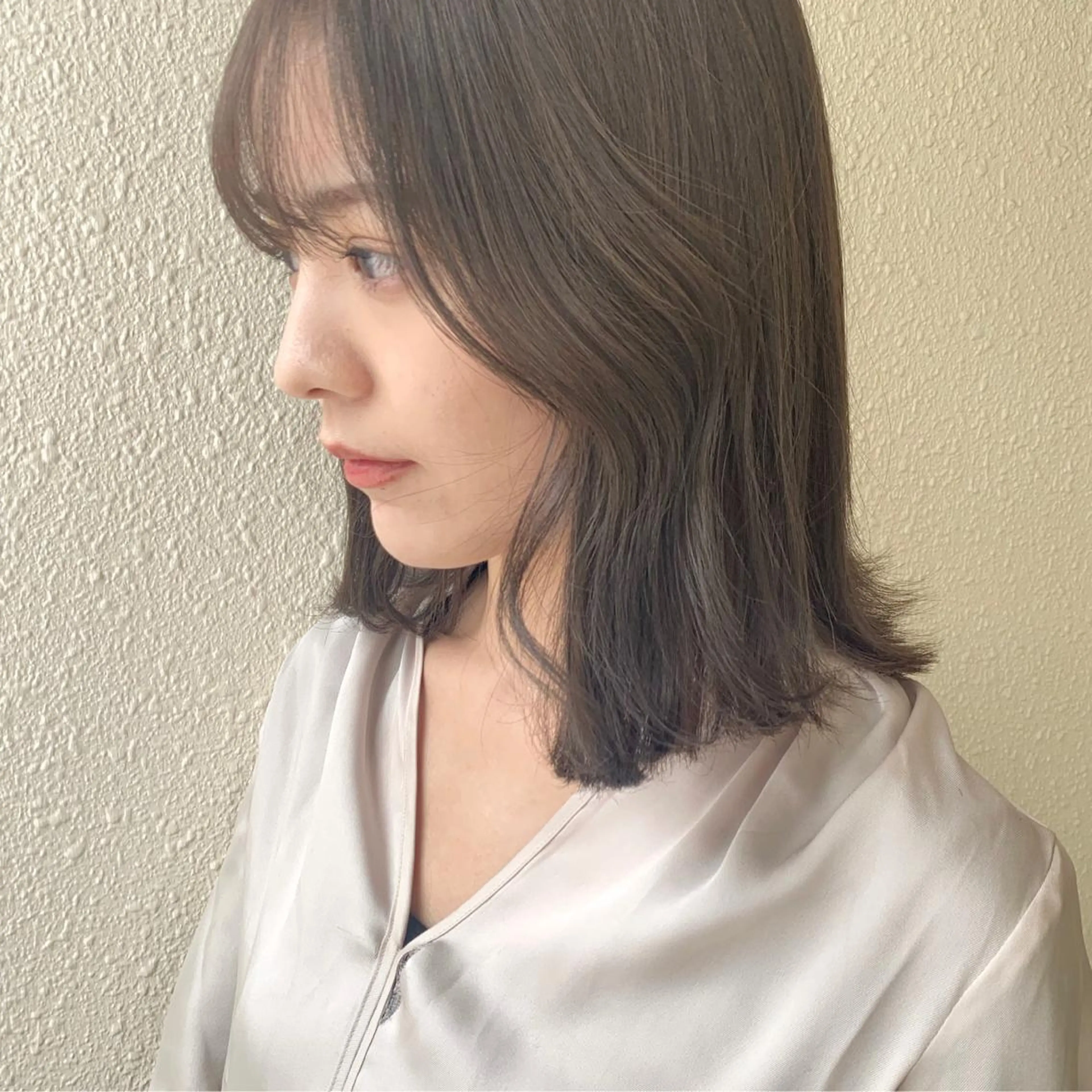 ミディアム カラー ブリーチ グレージュ ブリーチなしカラー オリーブグレージュ オリーブグレー iLi所属・iLi 《イリ》のヘアスタイル