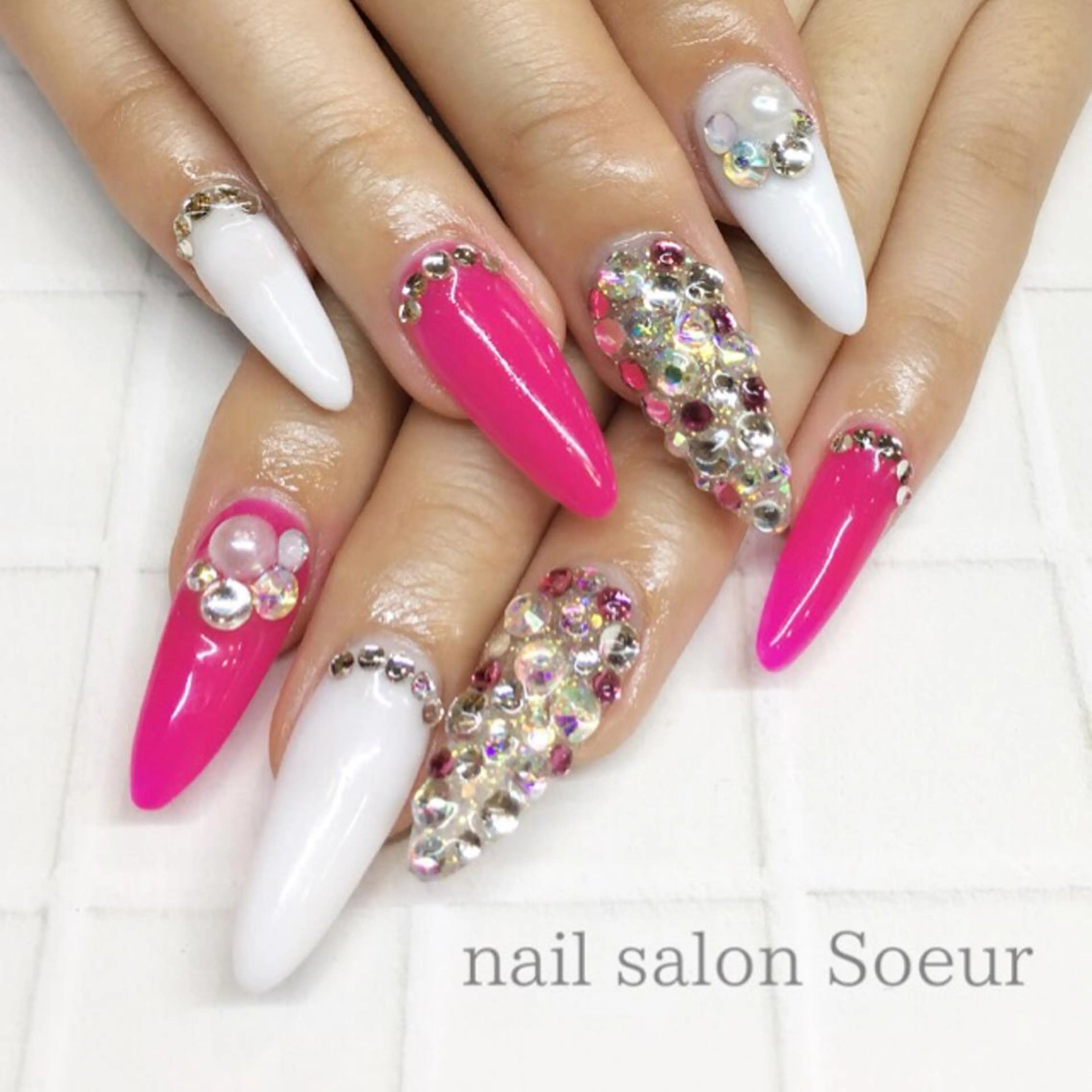 ネイル キラキラネイル 持ち込み ピンク スカルプネイル ストーンネイル ハンドネイル nail salon Soeurのネイルデザイン