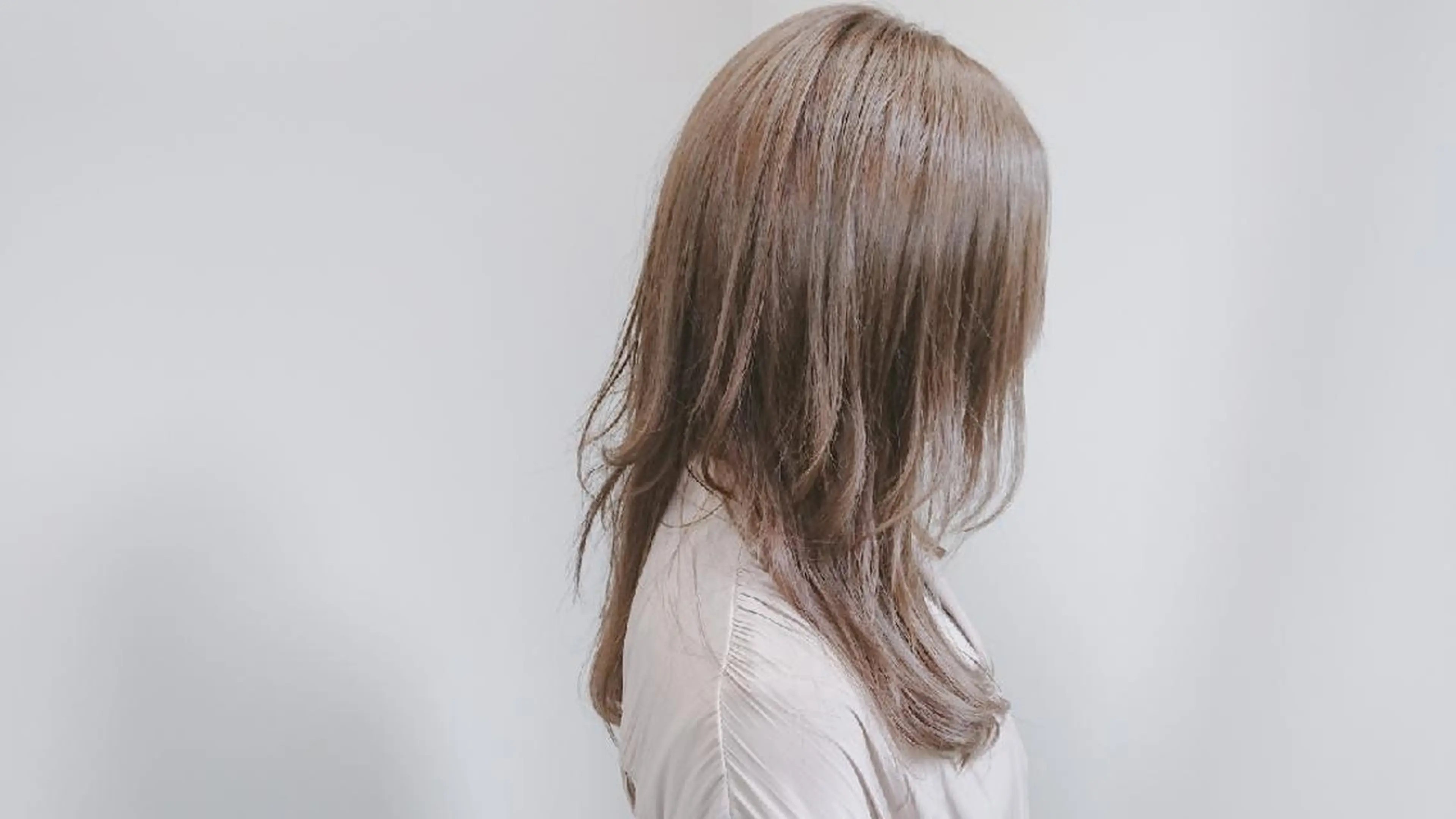 セミロング カラー ベージュカラー 透明感ハイトーン☆ 今津 佑太のヘアスタイル