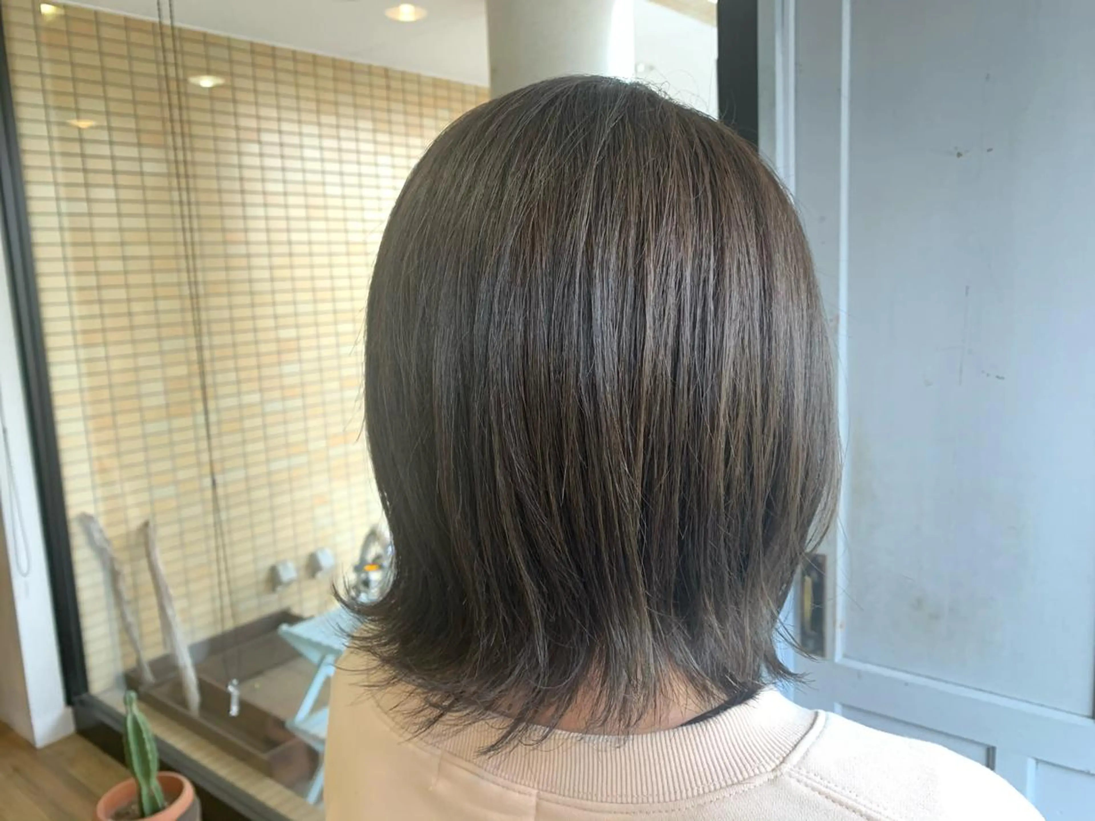 ミディアム カラー グレージュ ツキダテ ユイのヘアスタイル