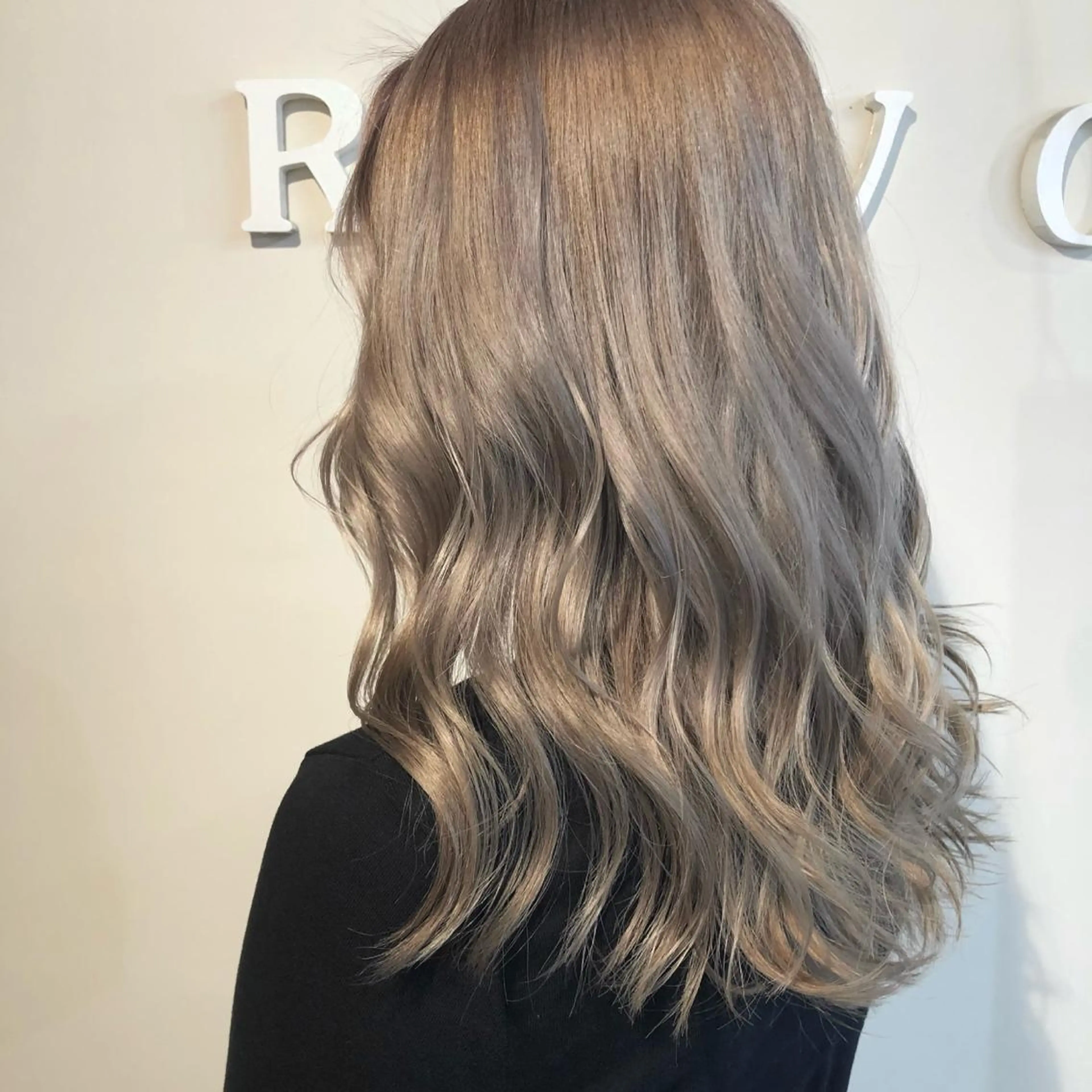 セミロング カラー ブリーチ 透明感カラー 🌈8月末までシャ イン輝きハイトーン✨のヘアスタイル
