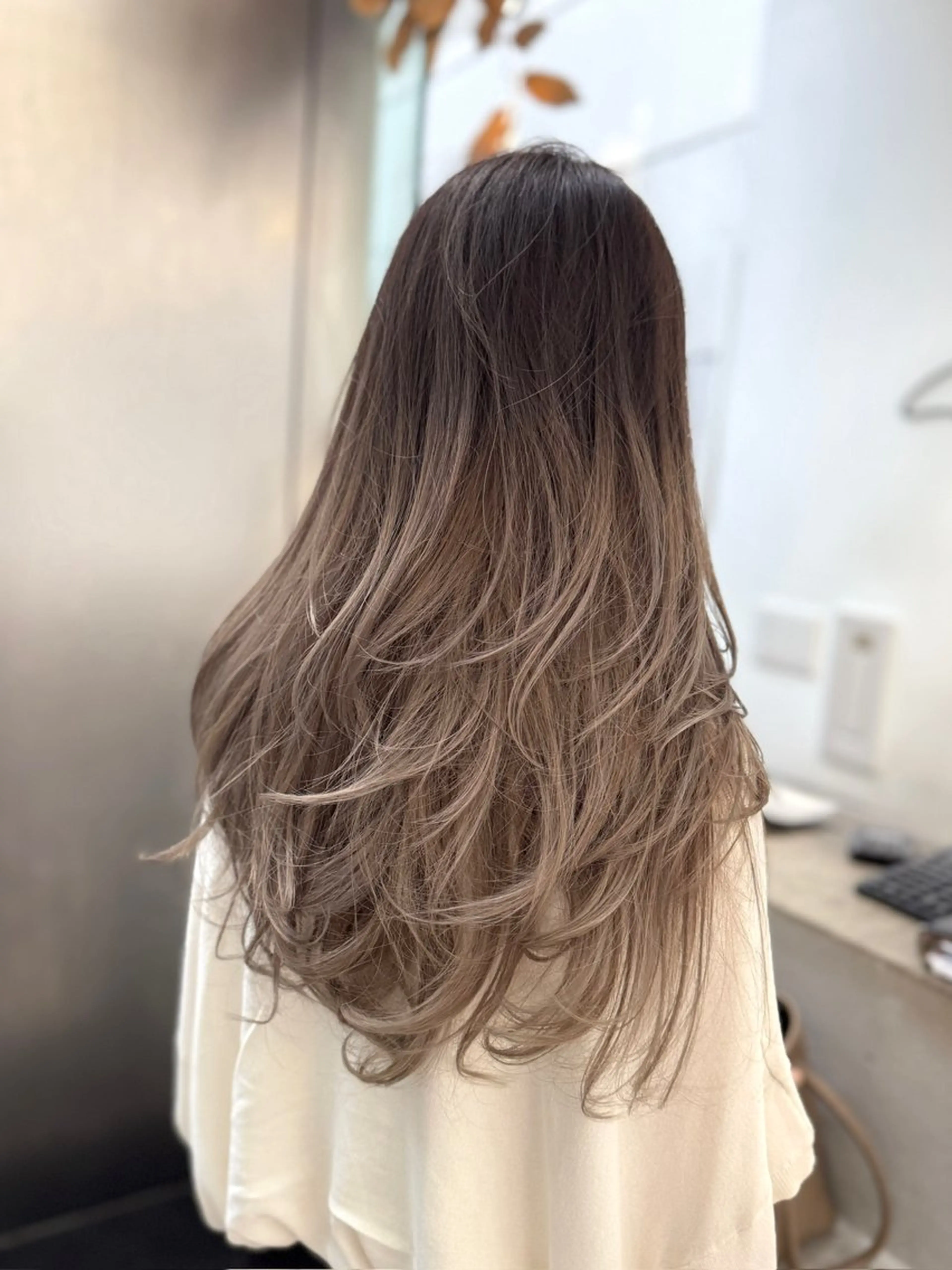 ロング カラー グラデーションカラー グレージュ ヘアカラー トリートメント CHERIEブリーチ ダブルカラー　天神のヘアスタイル