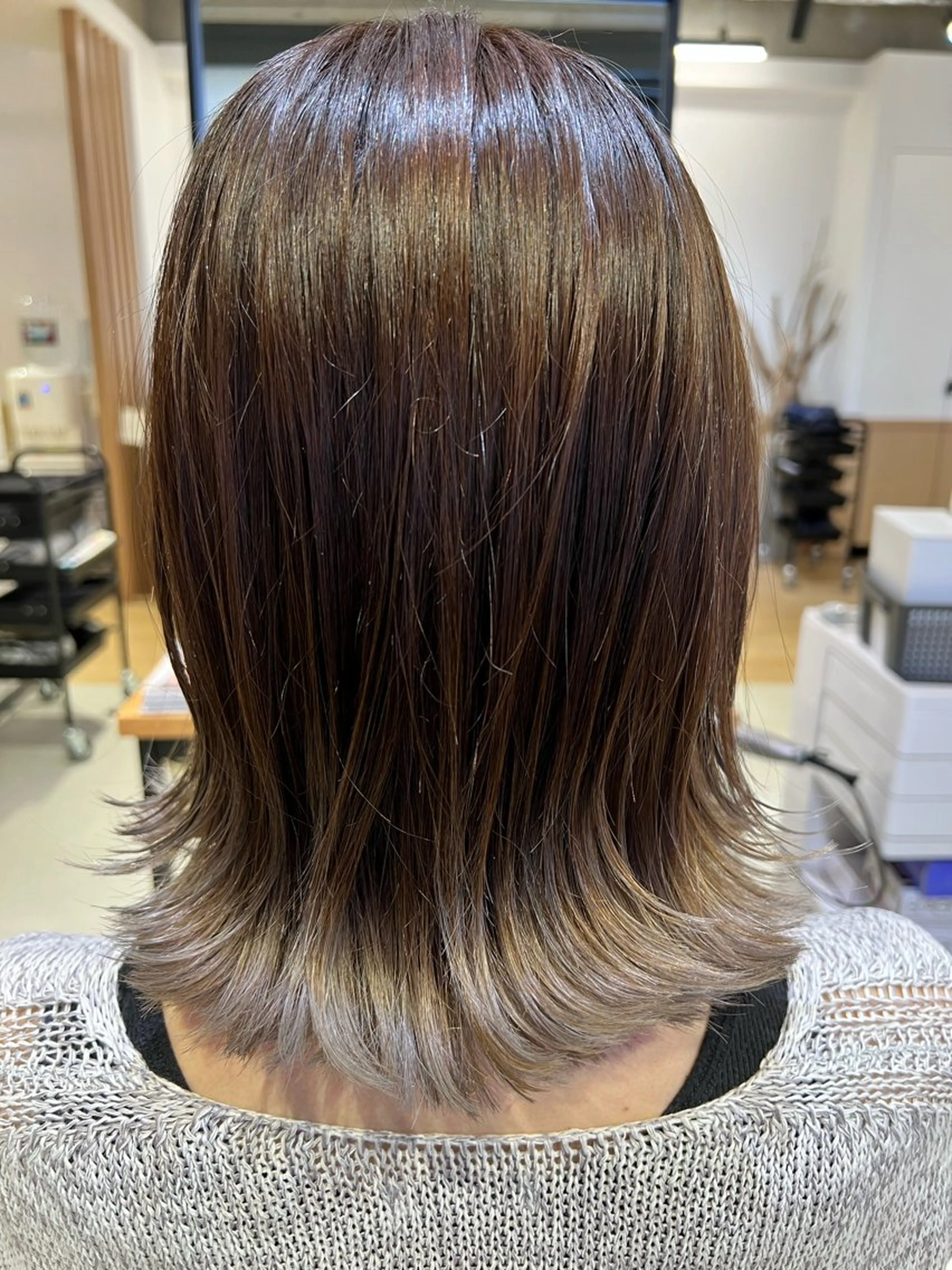 ミディアム カラー ブリーチ シルバー 外ハネヘア bloomsweet 鈴木駿平のヘアスタイル