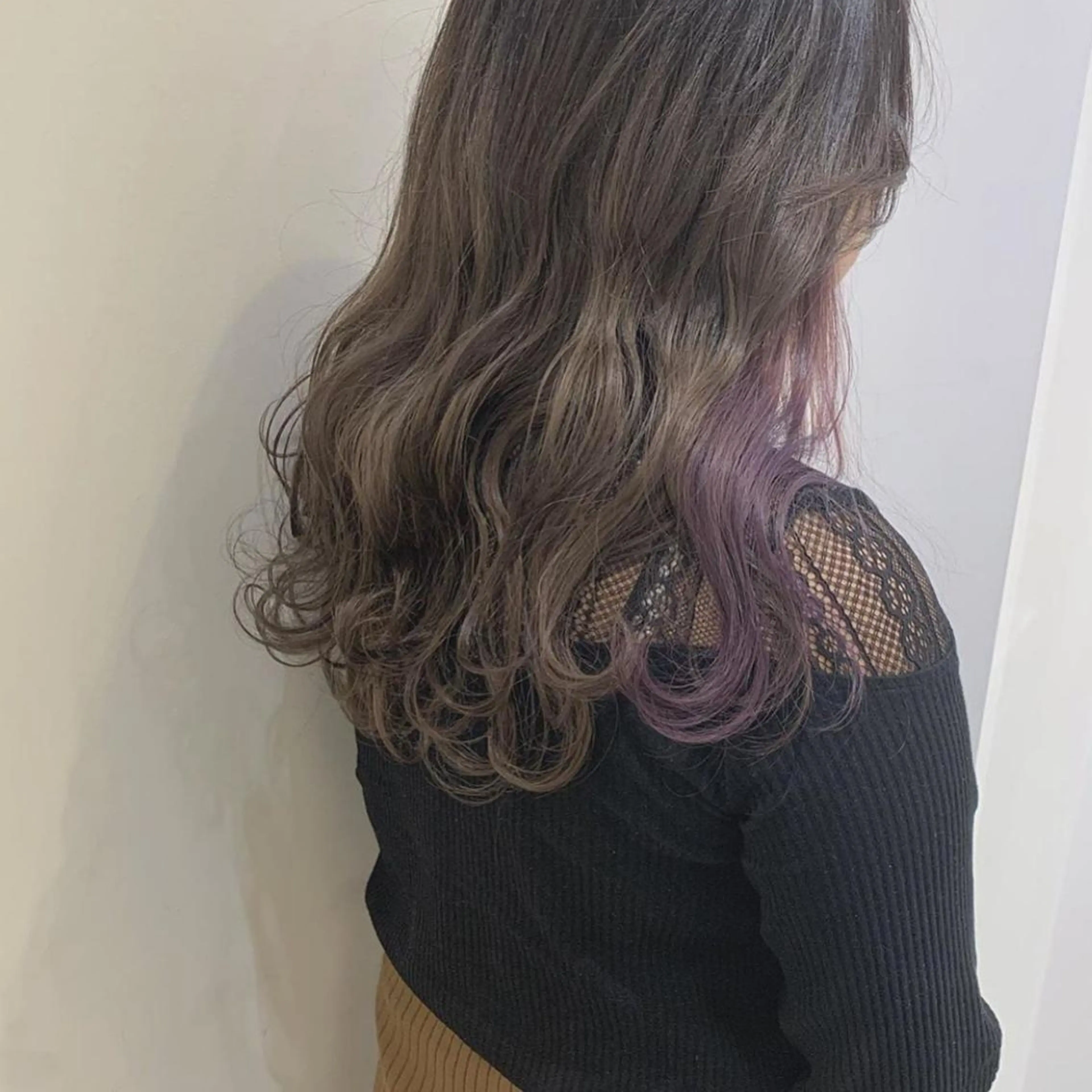 ロング 津秋 朝美のヘアスタイル