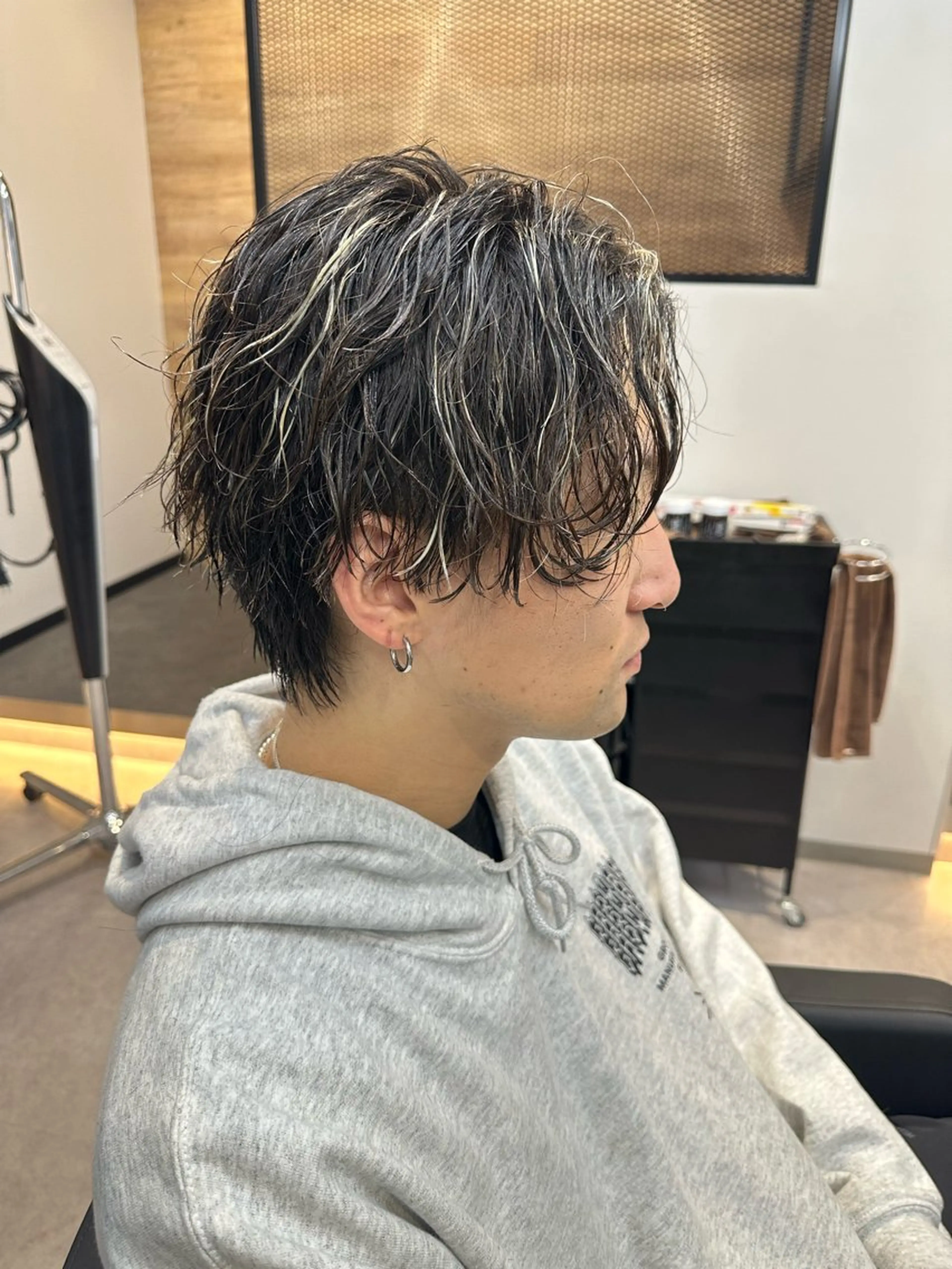ミディアム カラー パーマ メンズ メンズハイライト 波巻きパーマ ハイライトカラー ハイライト ヘアカラー 平内 賢人のヘアスタイル