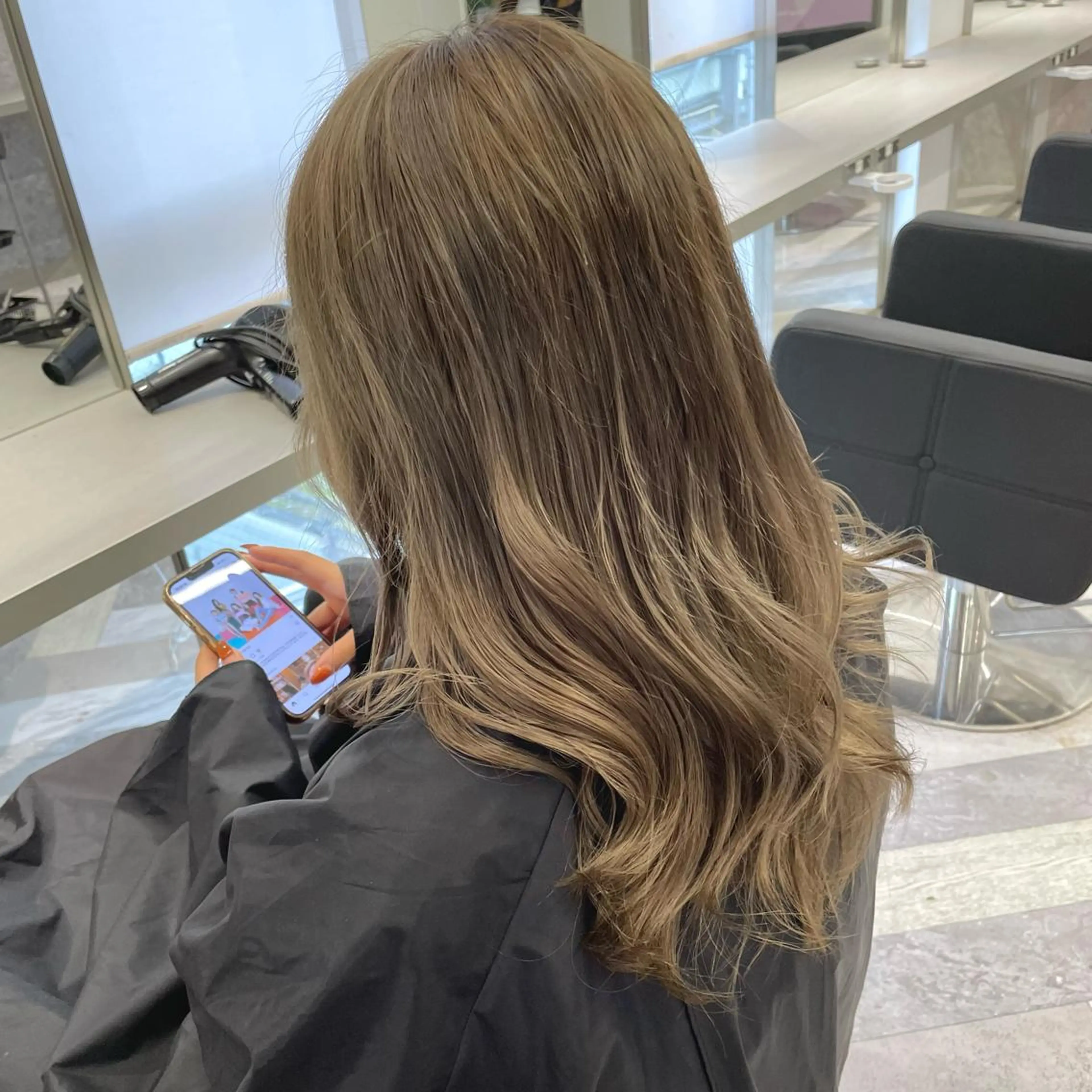 セミロング カラー ヘアアレンジ グレージュ ミルクティーグレージュ カット ヘアカラー トリートメント 🎗秋山勇/ GEAR.代表のヘアスタイル