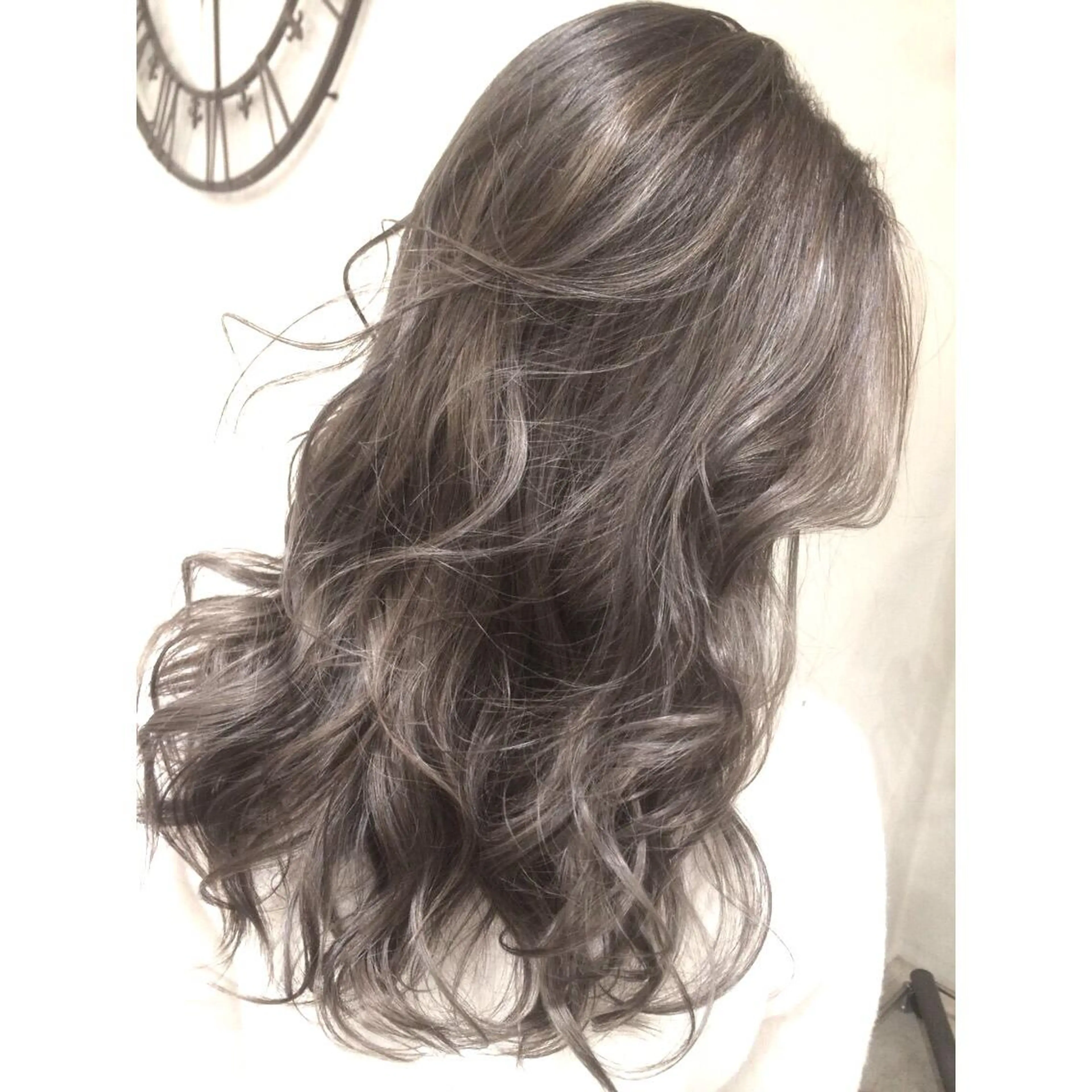 セミロング カラー ハイライトカラー 3Dハイライト ハイライト カット ヘアカラー トリートメント 井上 一平のヘアスタイル