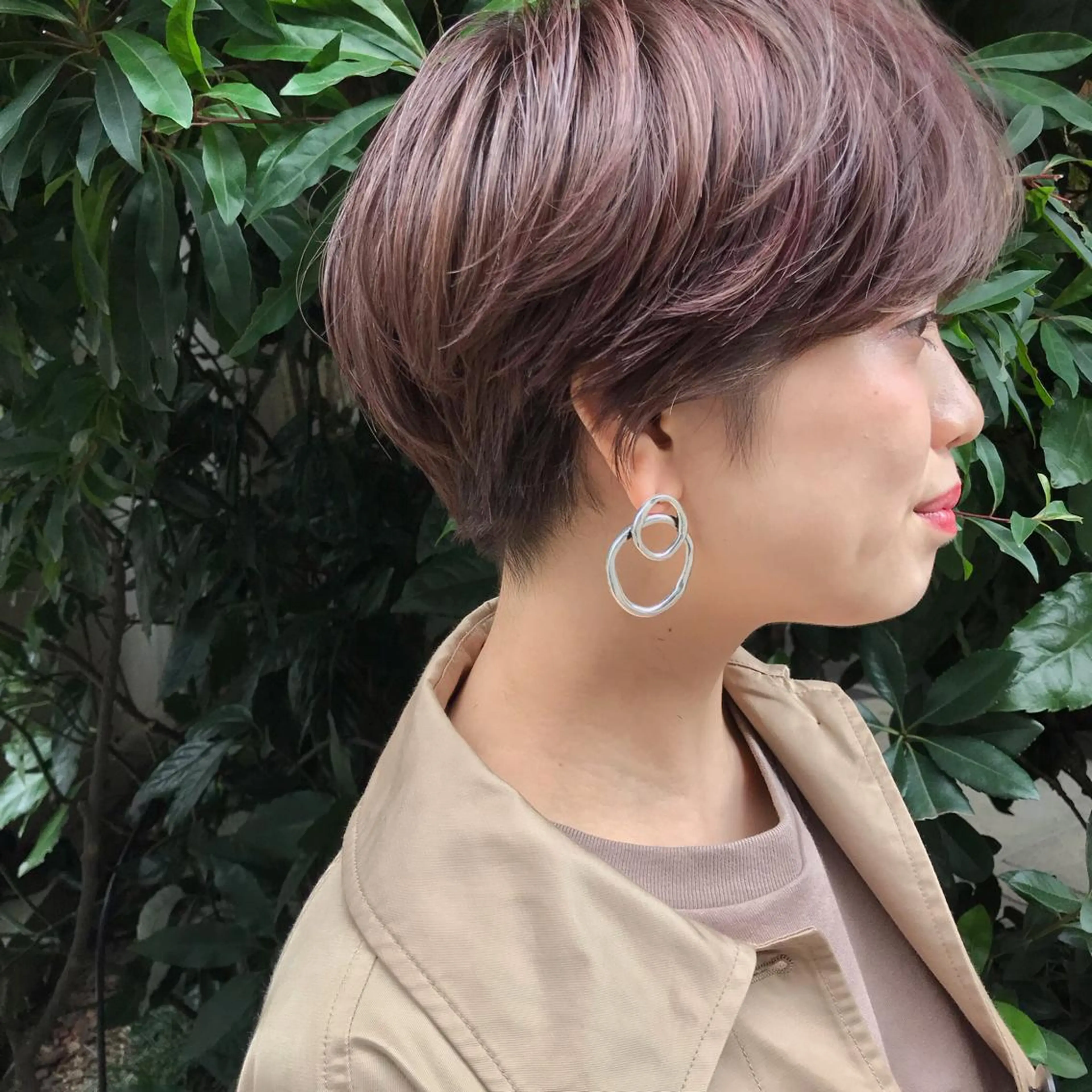 ショート カラー ベージュカラー デザインカラー ピンクカラー HARUNA🤍 大人ショートヘアのヘアスタイル