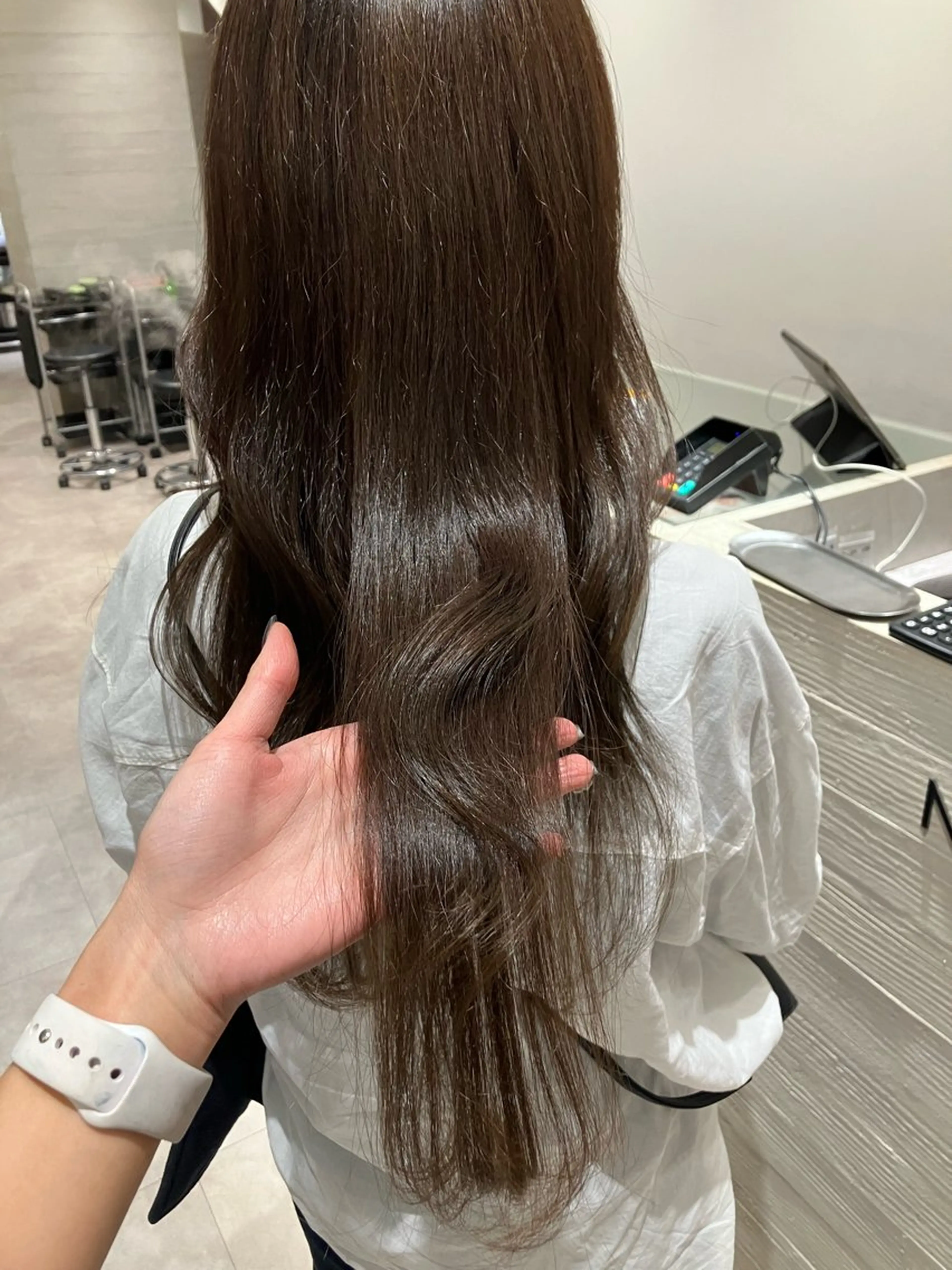 ロング カラー ブラウンカラー オリーブブラウン サキ🤍ハイトーン 🩰くびれ巻きヘアのヘアスタイル