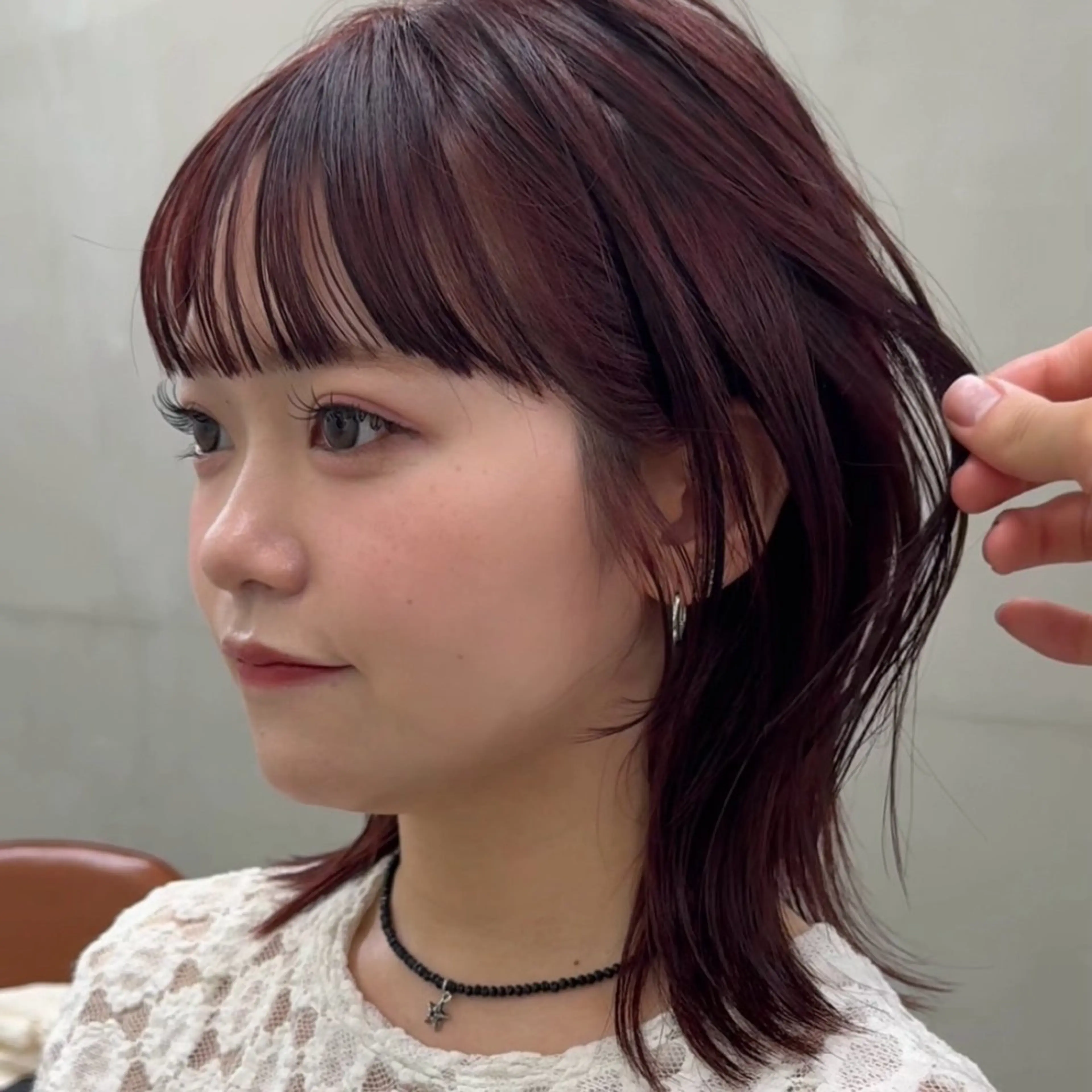 ミディアム カラー カシス レッドカラー 顔まわりレイヤー 顔周りカット レイヤーカット 顔周り/レイヤー/ 透明感/みっきーのヘアスタイル