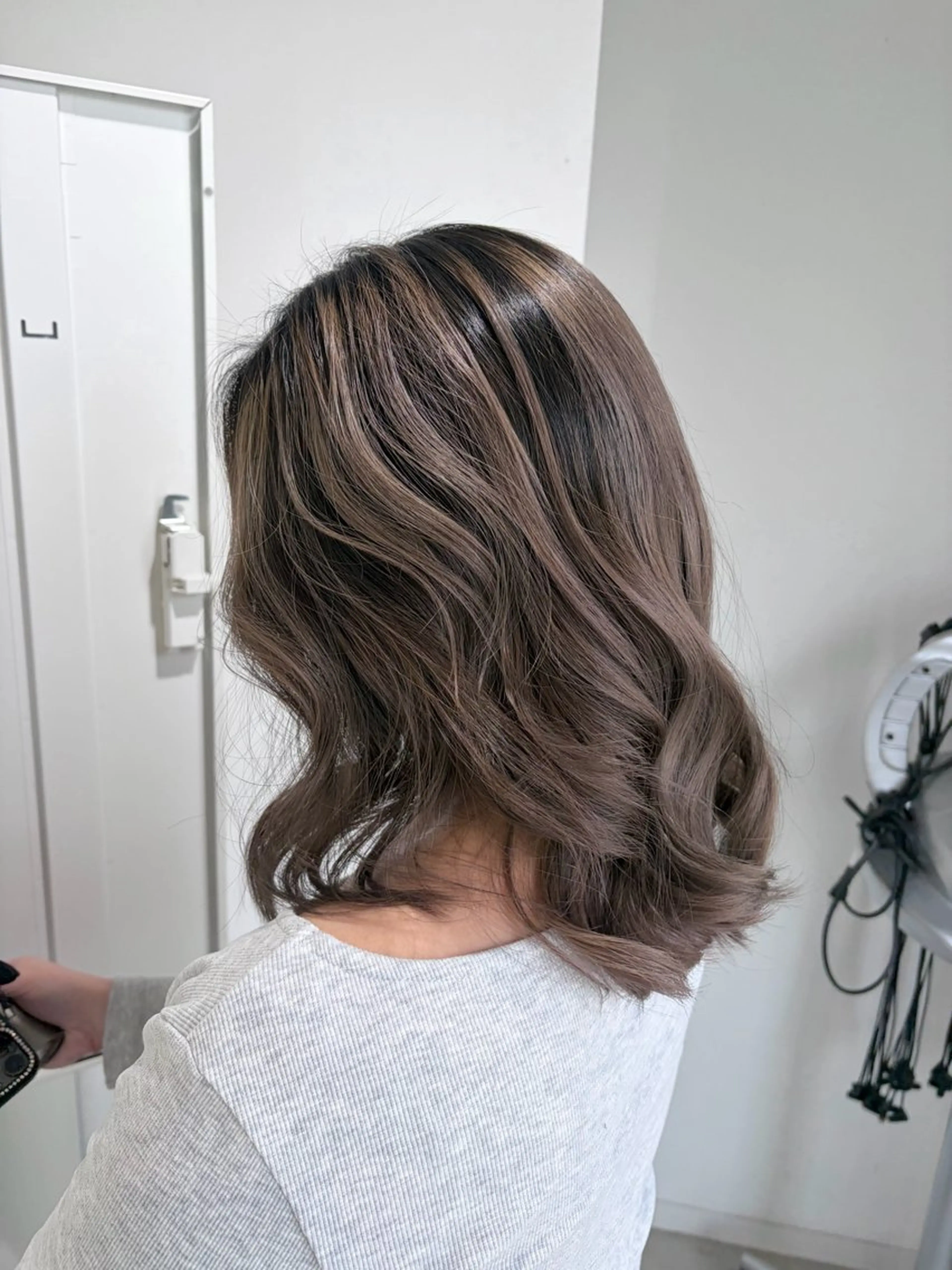 ミディアム カラー バレイヤージュ ブリーチ レイヤーカット ヘアカラー トリートメント EIGHT ／SHU🩶のヘアスタイル