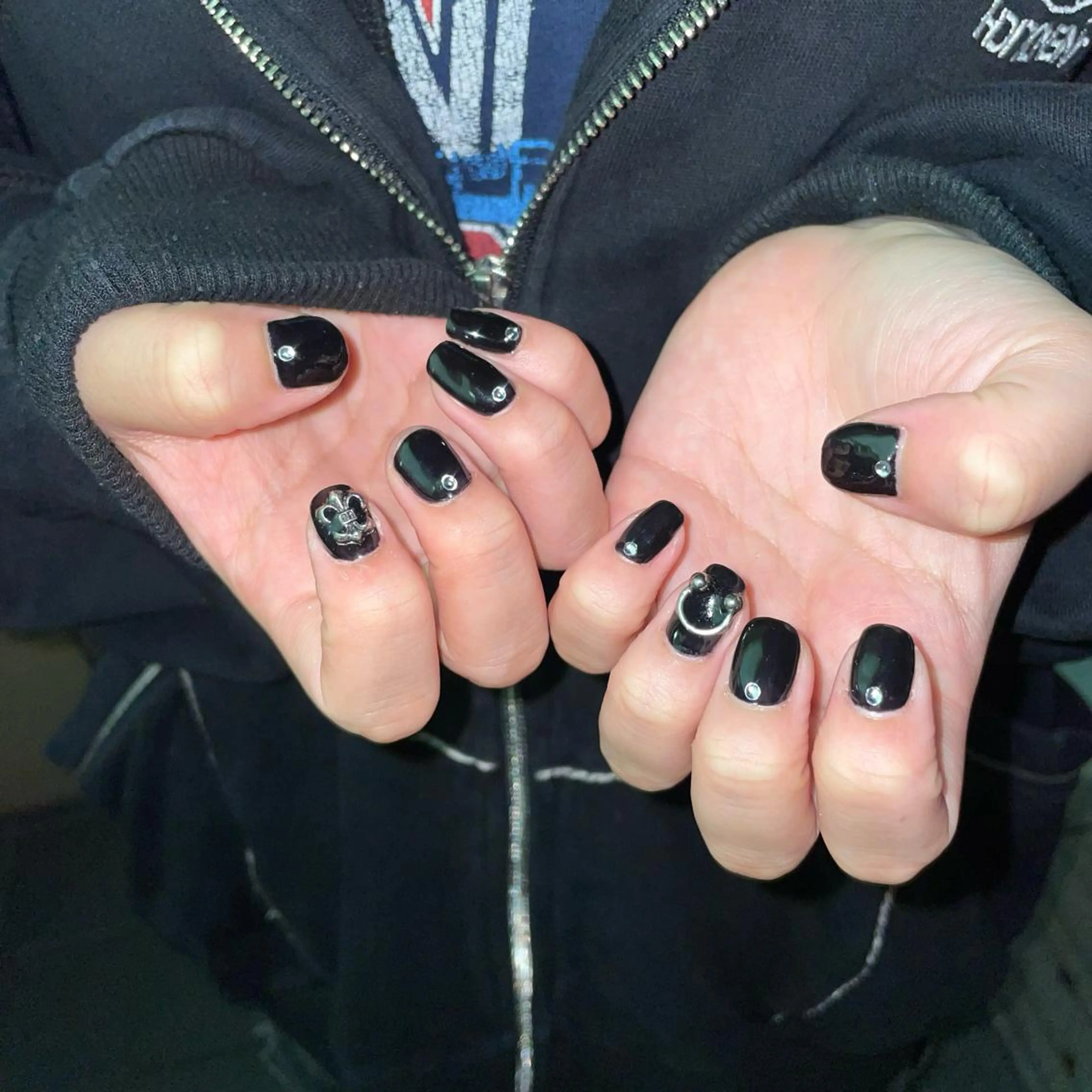 ネイル ストーンネイル 【 ﾈｲﾘｽﾄ&ｱｲ ﾘｽﾄ】キヨカのネイルデザイン