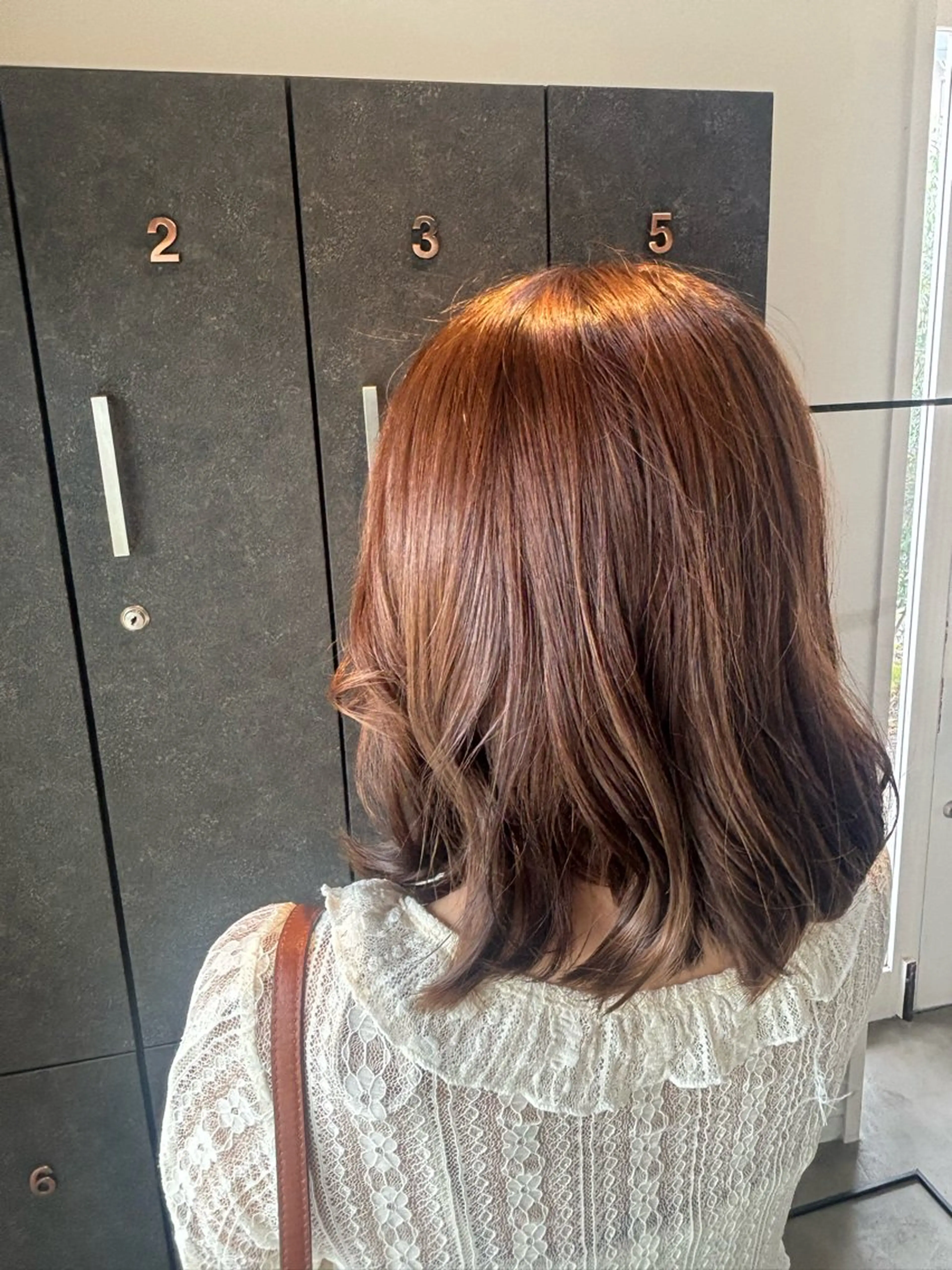 ミディアム 岩品 和花のヘアスタイル