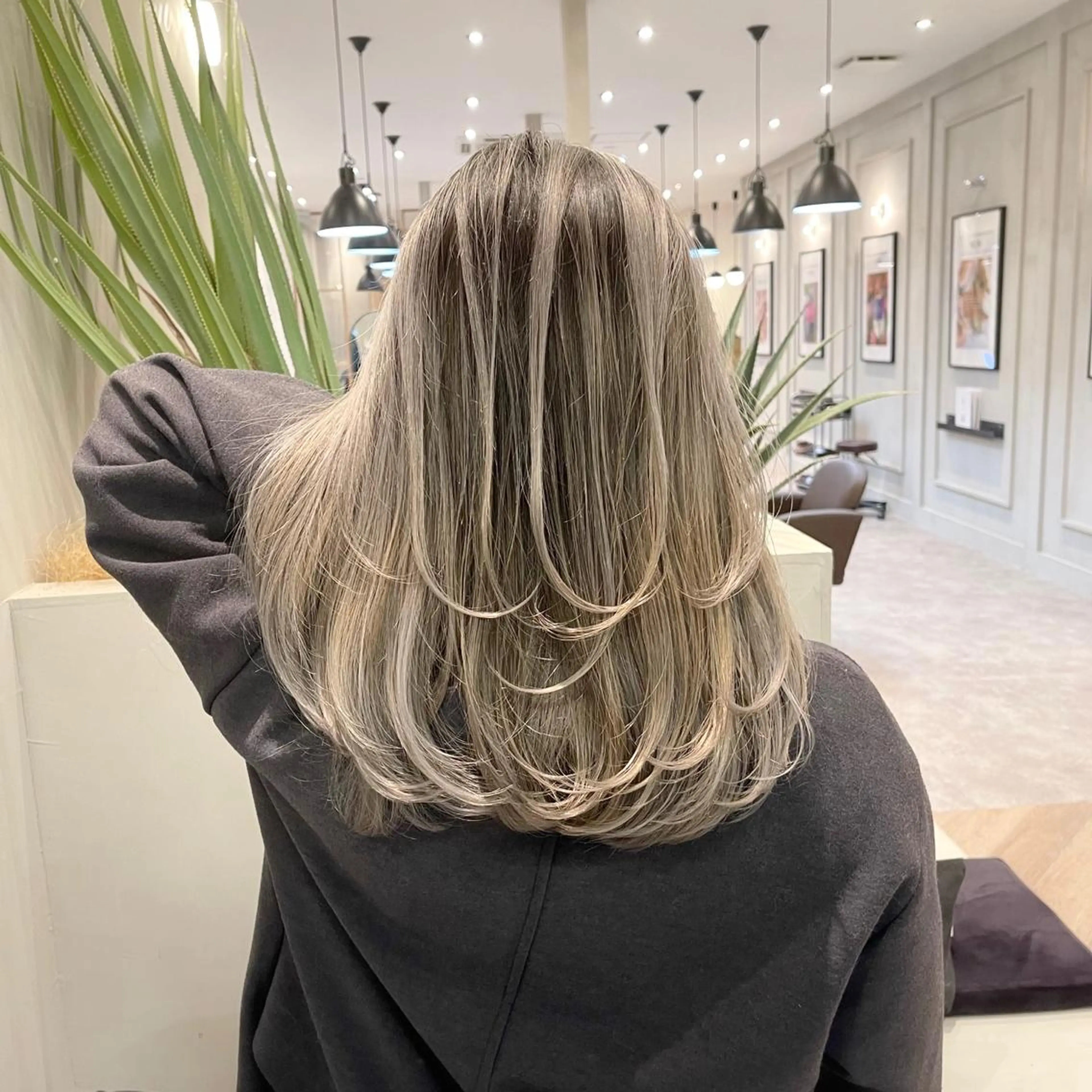 ミディアム カラー ヘアアレンジ バレイヤージュ デザインカラー ハイライトカラー 外国人風カラー ハイライト カット ヘアカラー トリートメント アンドウ ユウ/ レイヤーカット/韓国のヘアスタイル