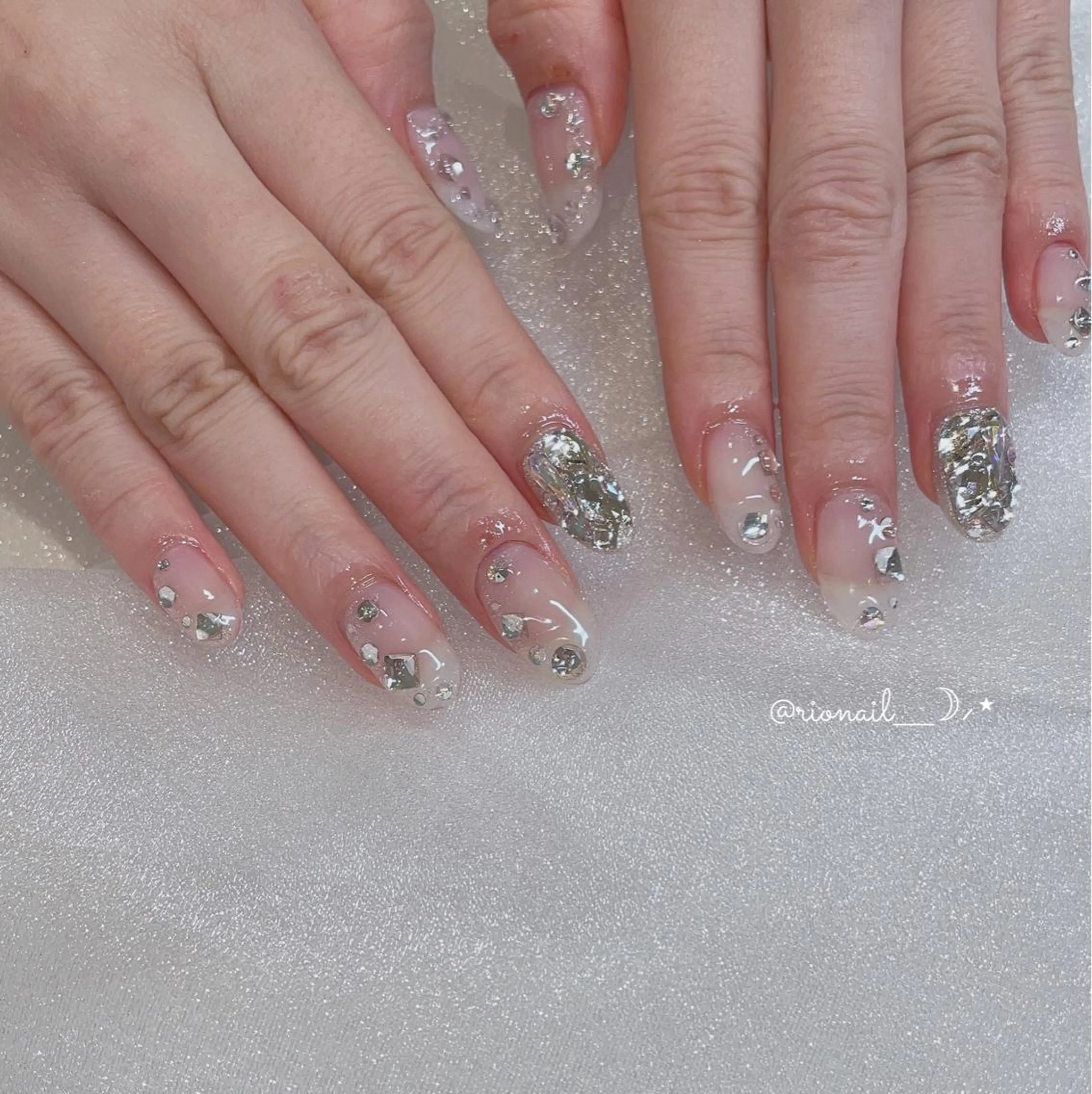 ネイル アートネイル ハンドネイル 𝘙𝘪𝘰𝘯𝘢 ...🕯🤍のネイルデザイン