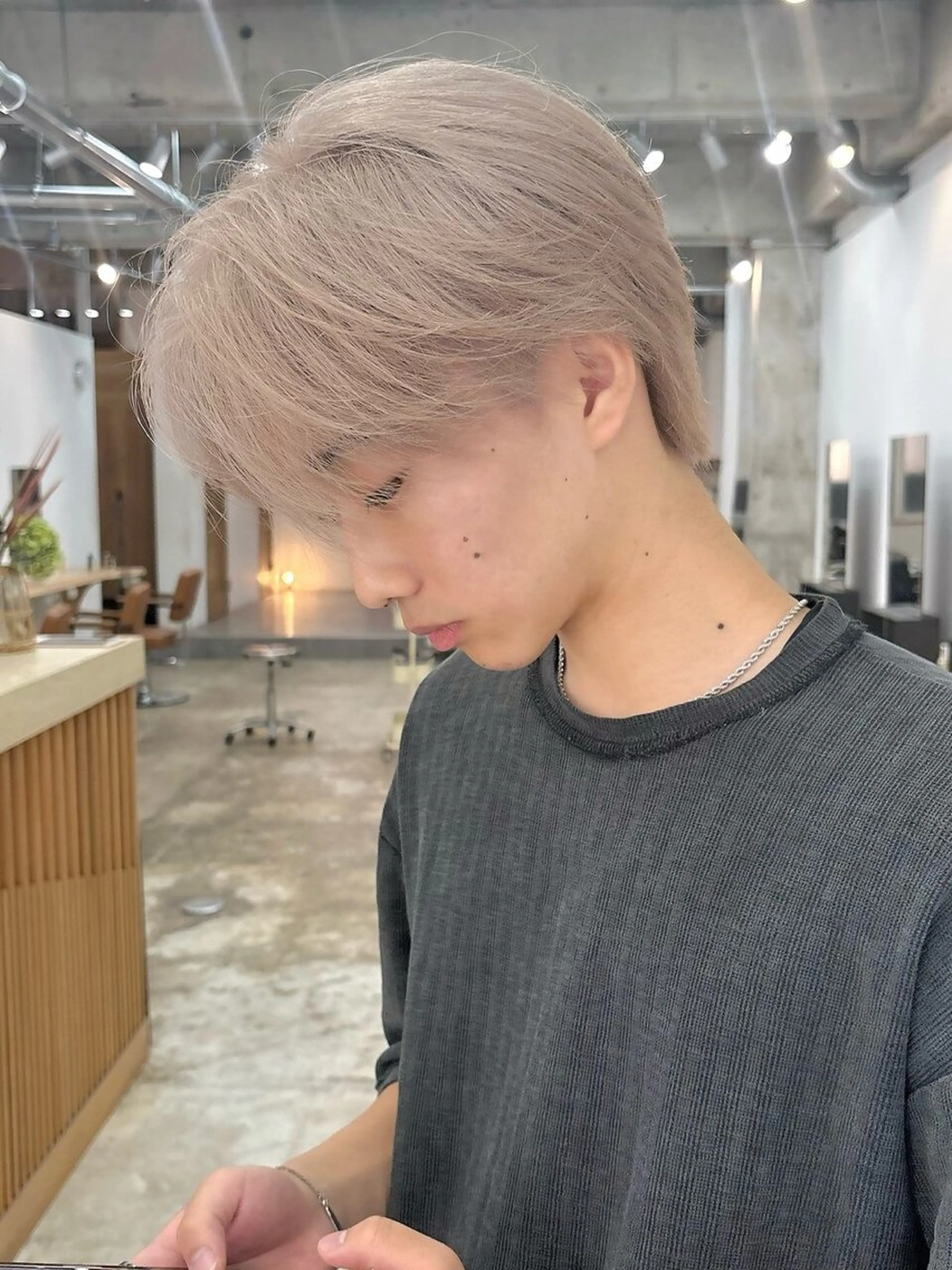 カラー メンズ ベージュカラー ホワイトベージュ カット ヘアカラー トリートメント piilo所属・末吉 眞義のヘアスタイル