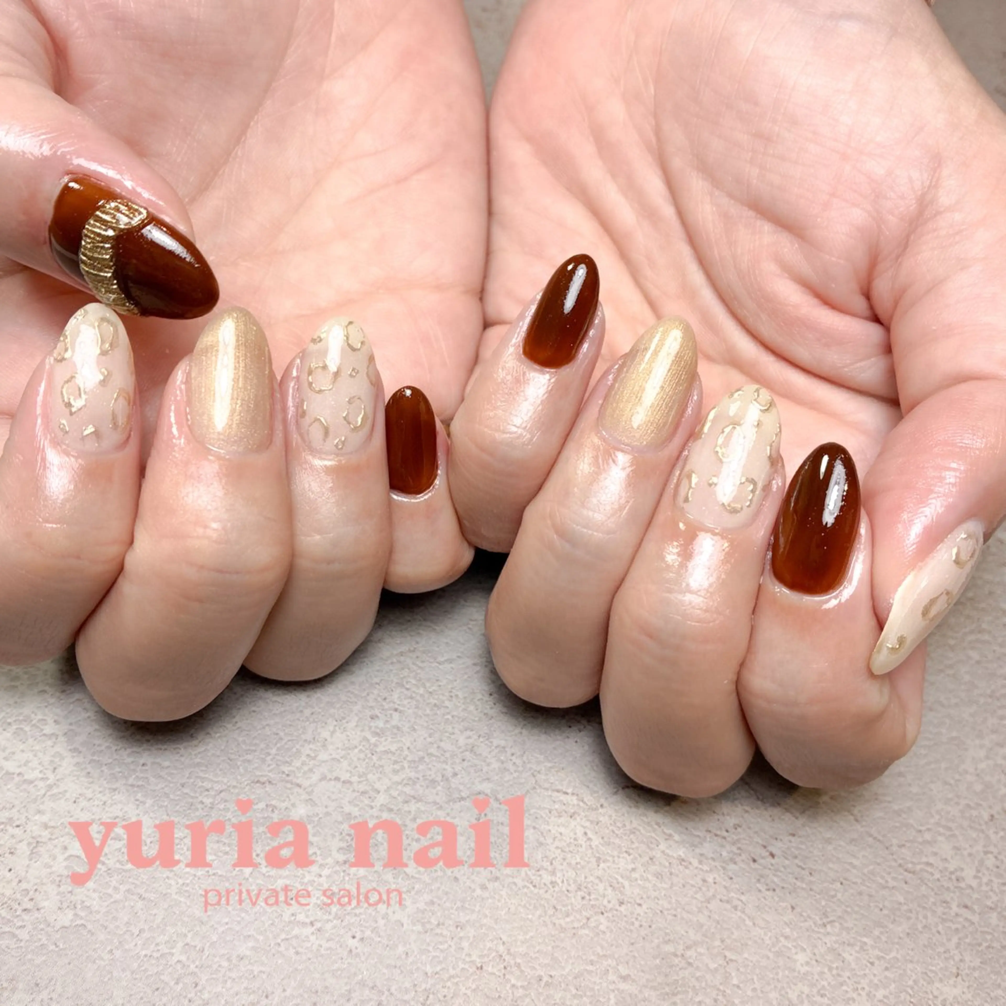 ネイル アニマル柄 アートネイル ブラウン ジェルネイル ゴールド ハンドネイル 小林 ゆりあのネイルデザイン