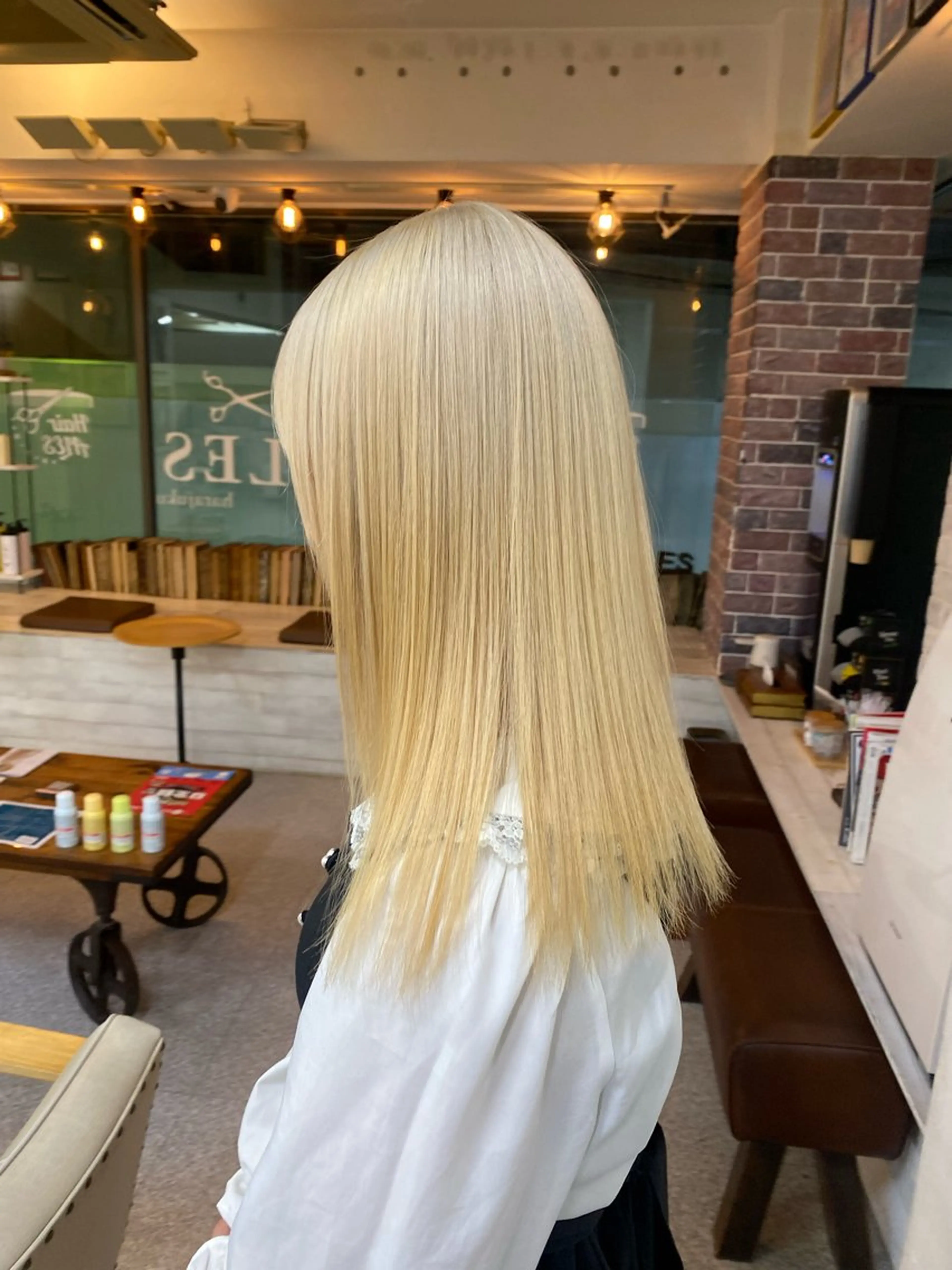 ミディアム カラー ブリーチ ブロンド ダブルカラー カット ヘアカラー トリートメント レイヤーウルフ エクステ磯部のヘアスタイル