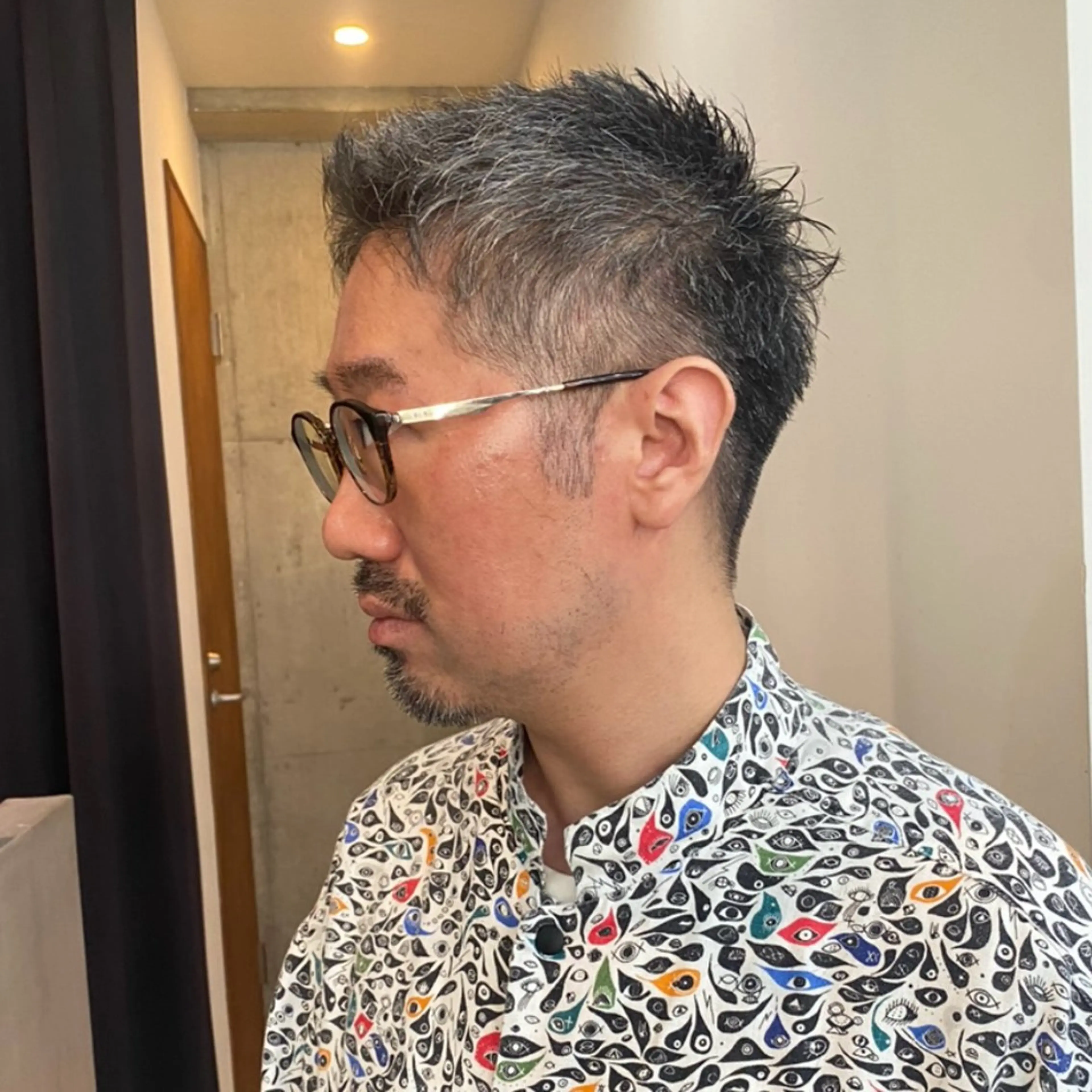 ショート メンズ アップバング ビジネス 刈り上げ ショートヘア センターパート/ニ ュアンスパーマのヘアスタイル