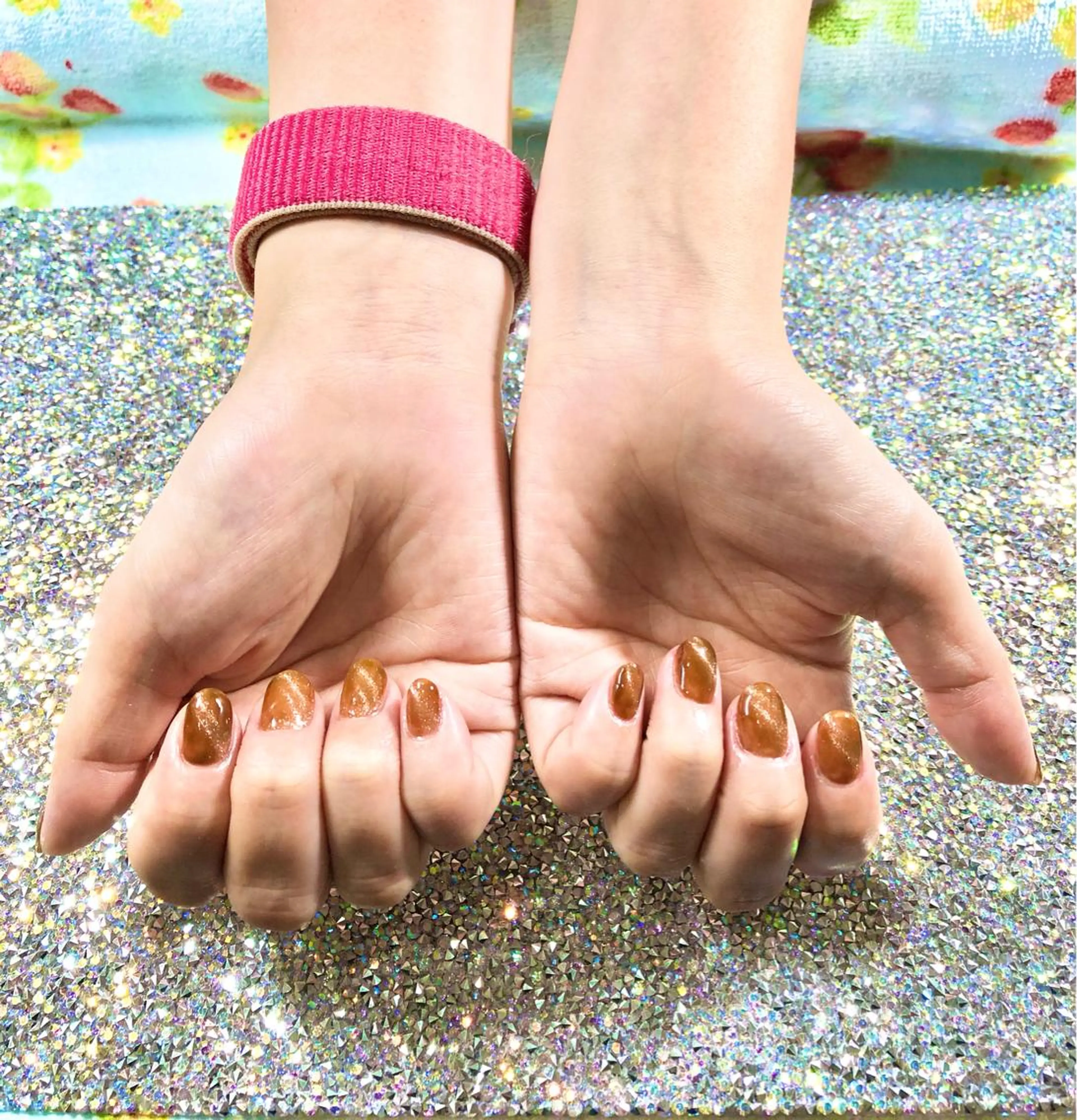 ネイル ブラウン ゴールド マグネットネイル オレンジ 赤色 ハンドネイル Tairacchi タイラッチのエステ・リラクイメージ