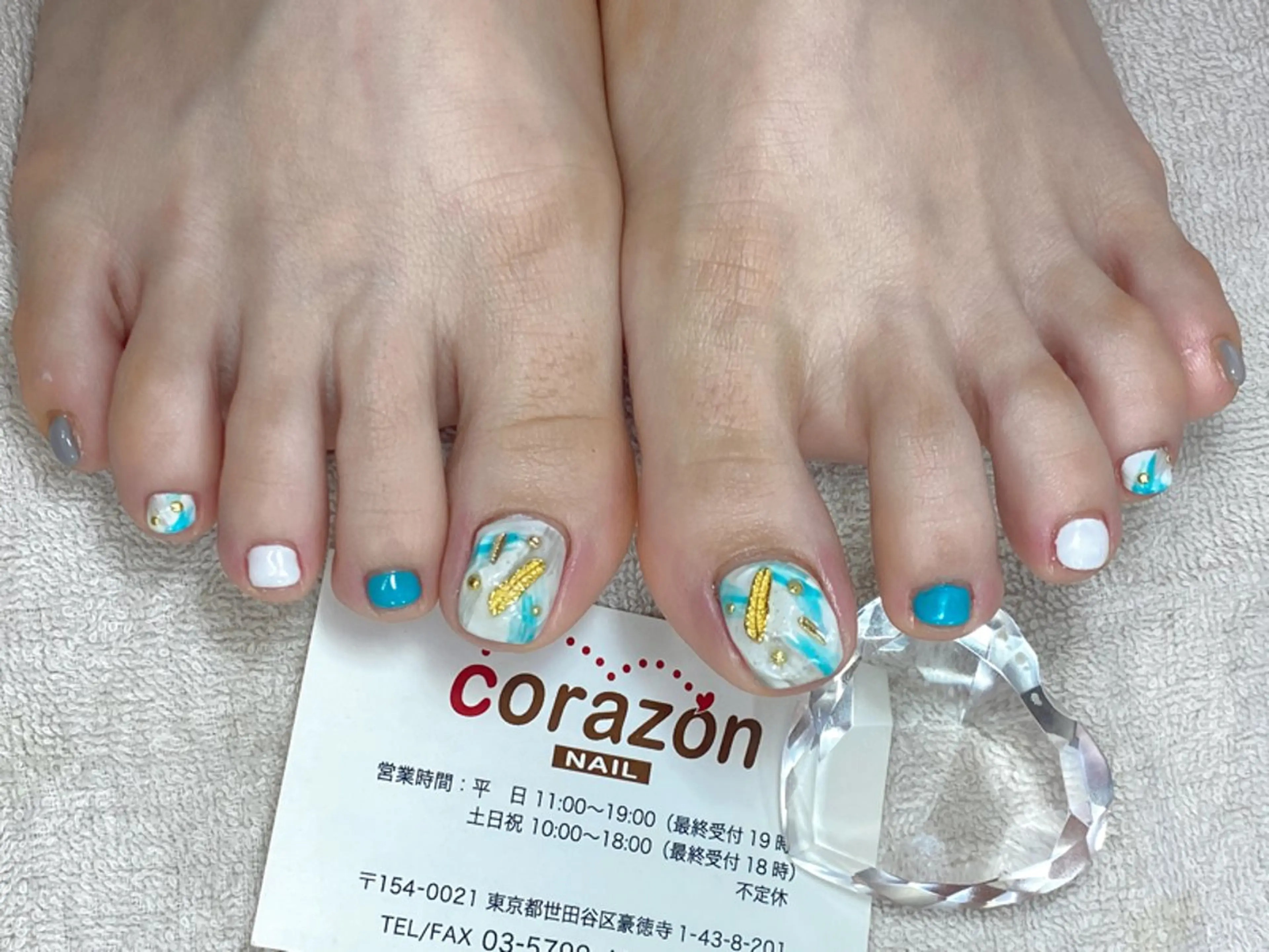 ネイル アートネイル フットネイル ゴールド ニュアンスネイル ホワイト フットネイル corazon所属・ネイリスト aicoのネイルデザイン