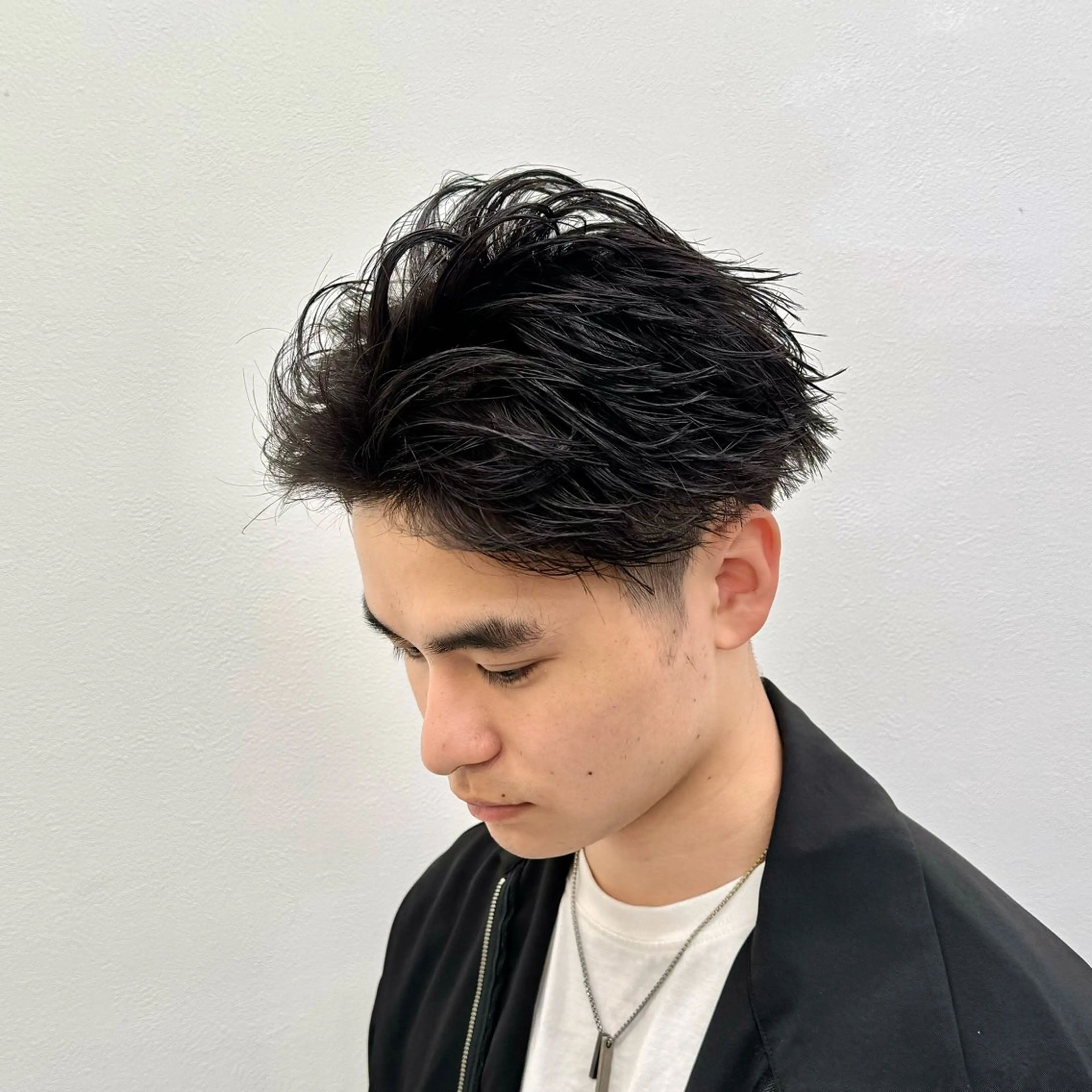 ショート パーマ ヘアアレンジ メンズ メンズパーマ ショートヘア 顔まわりカット の達人のヘアスタイル