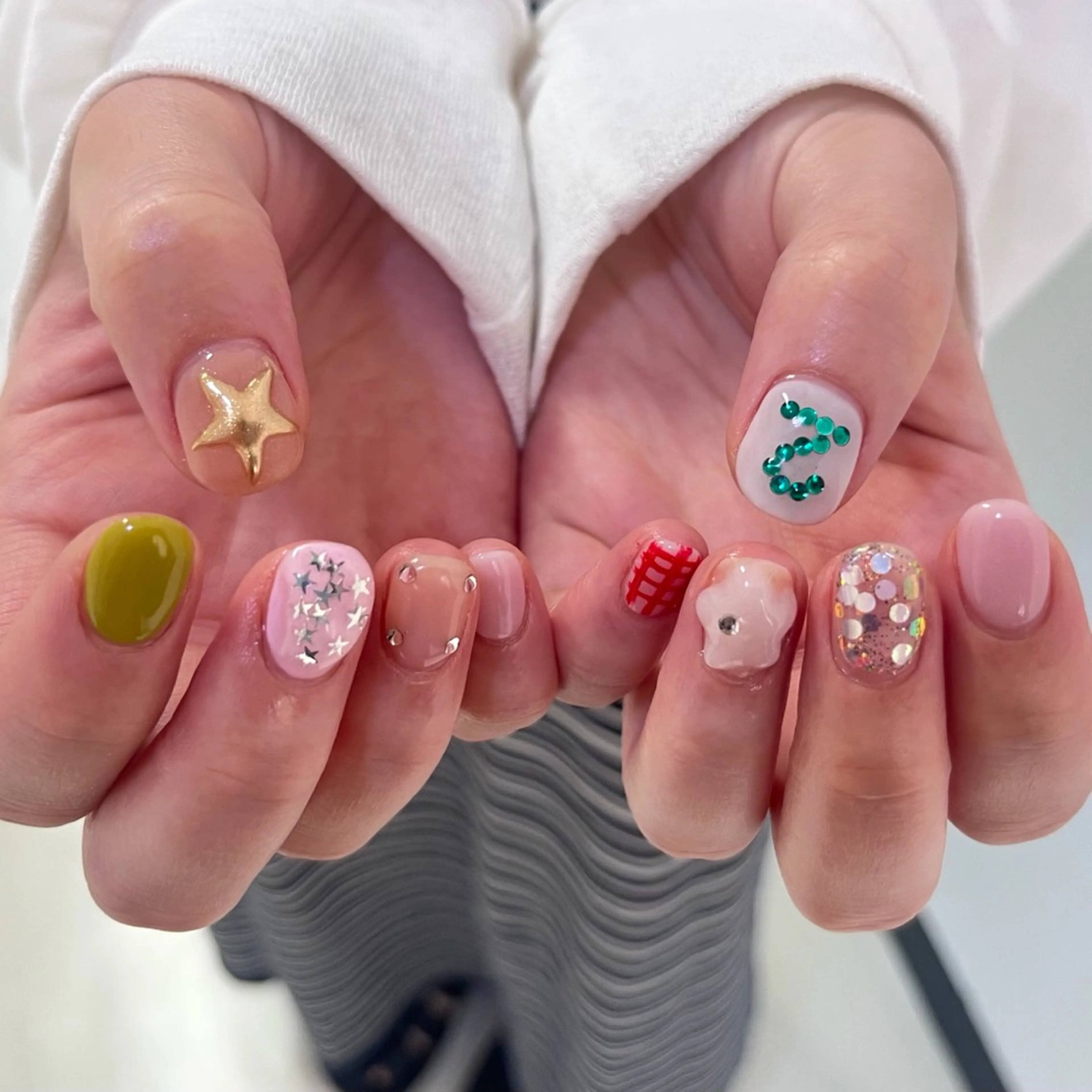 ネイル キラキラネイル ニュアンスネイル ハンドネイル nailstudio eviz新宿店のネイルデザイン