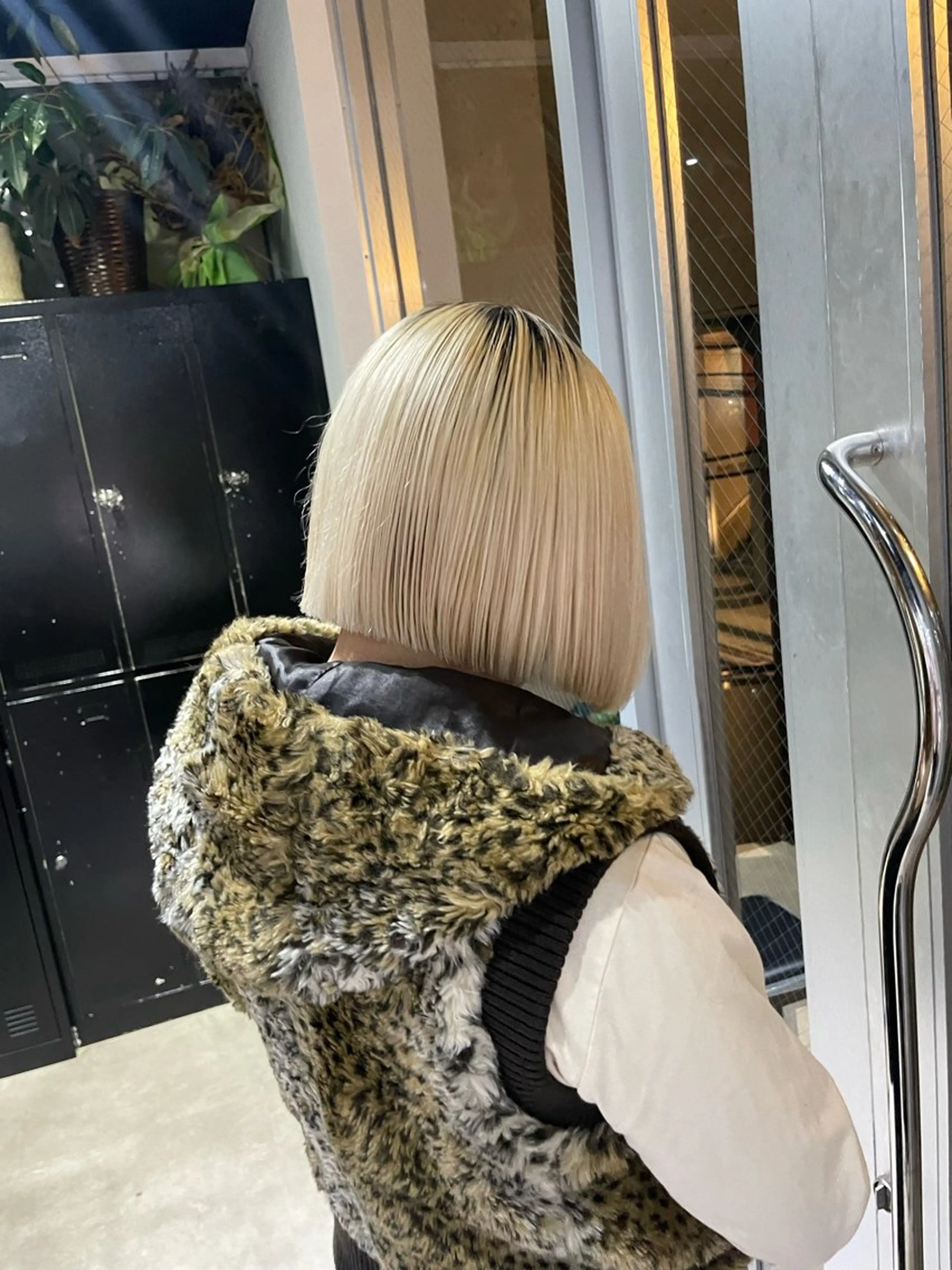 ミディアム ボブ カット ミルクティーベージュ ブリーチ🖤サヤカのヘアスタイル