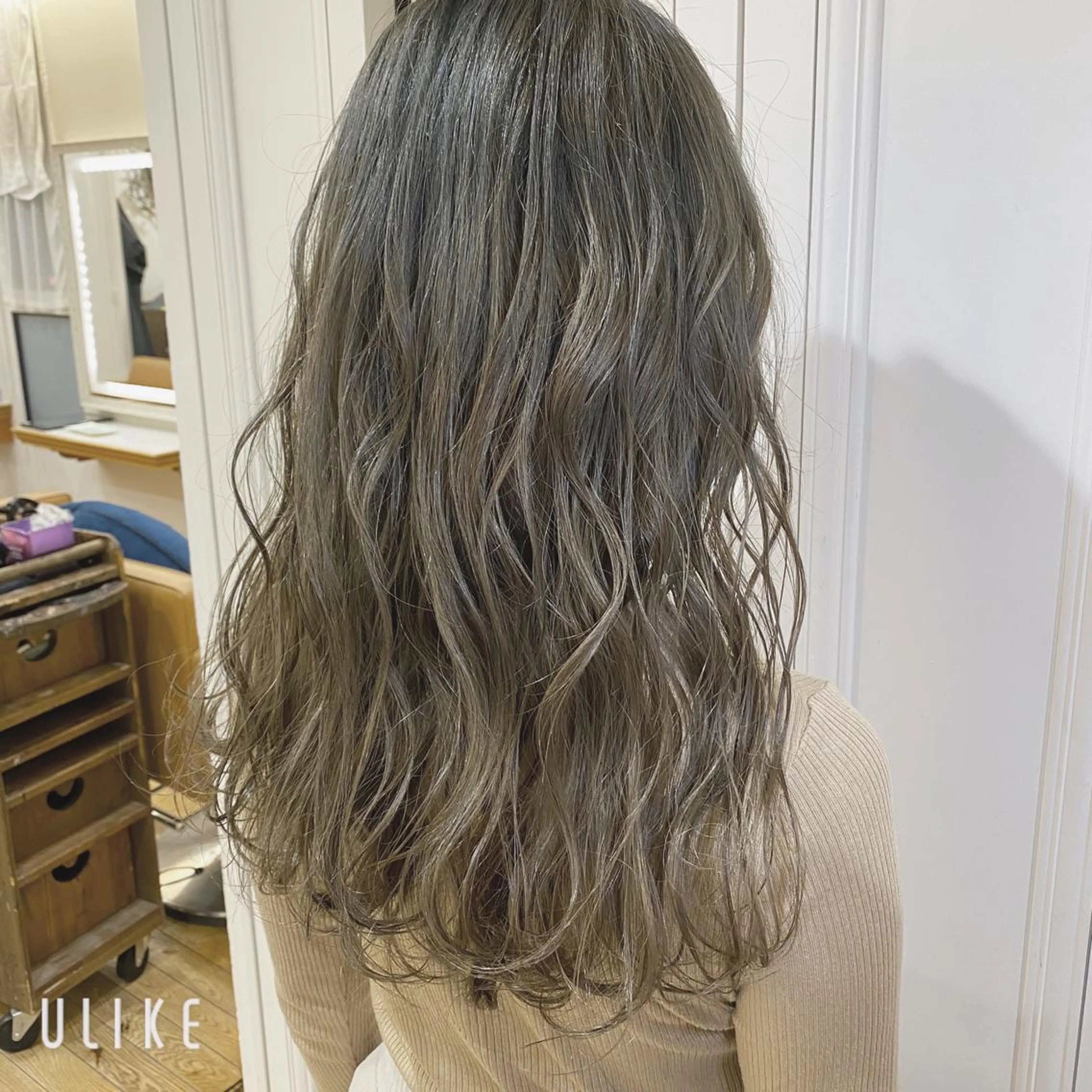 ミディアム 峯 志帆のヘアスタイル