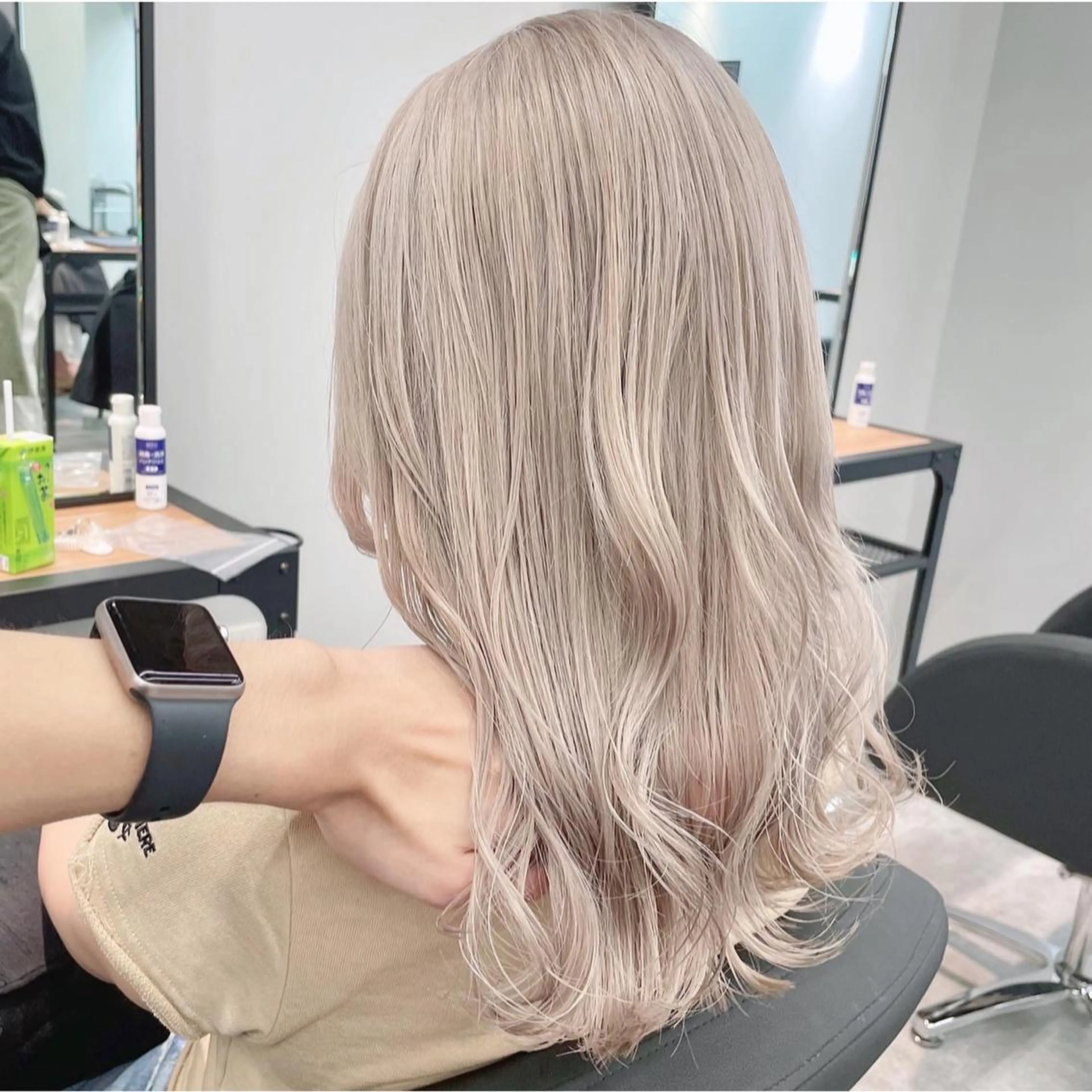 セミロング カラー ベージュカラー ホワイトベージュ ヘアカラー トリートメント MiL所属・✨ハイトーン✨ 濱田知孝のヘアスタイル