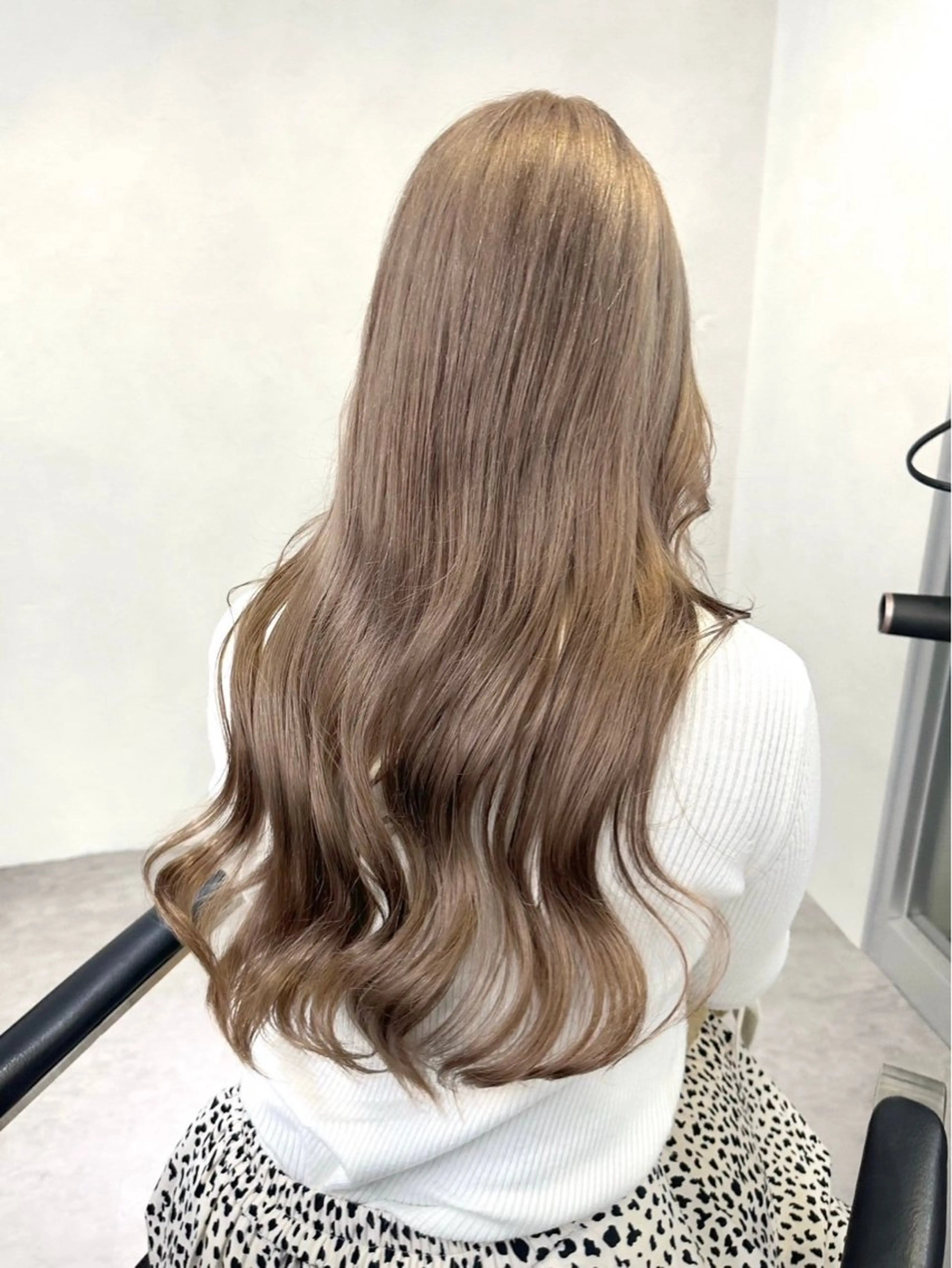 ロング カラー ベージュカラー ミルクティーベージュ 苗代萌/ぷるツヤ髪 🫧／レイヤーカットのヘアスタイル