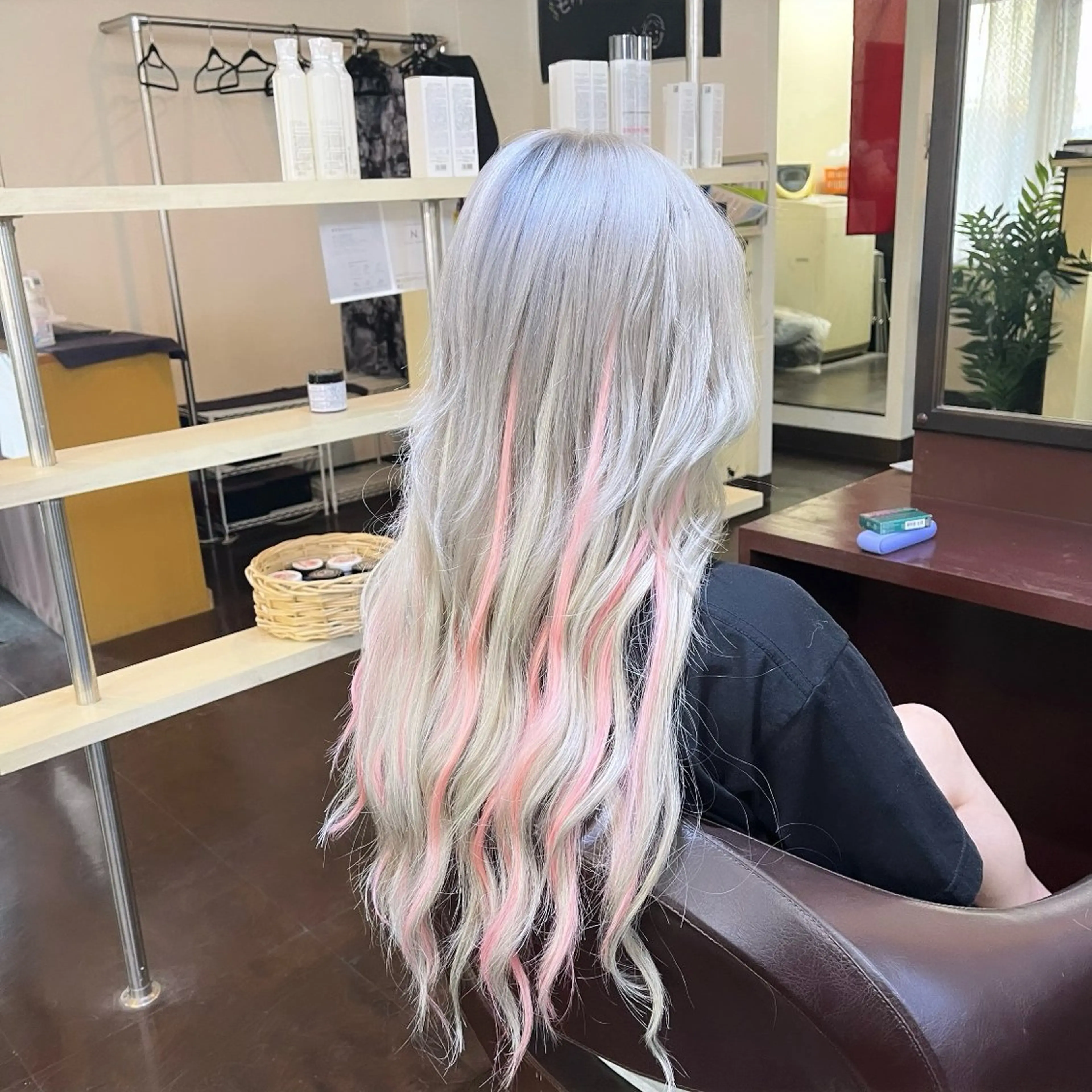 ロング カラー 編み込みエクステ ブリーチ メッシュ ピンクカラー シルバー 編み込みエクステ/ ハイトーン りょすけのヘアスタイル