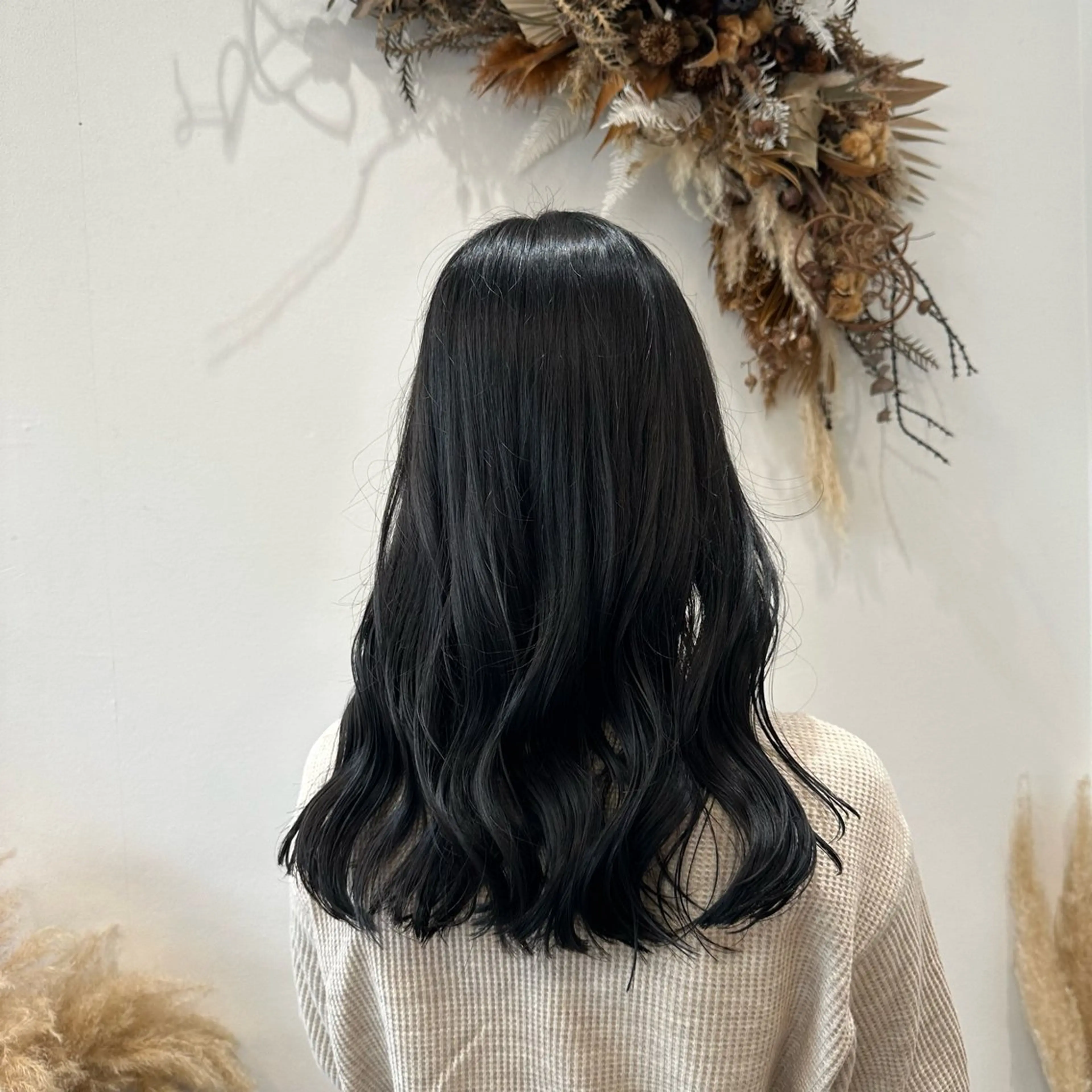 カラー 黒髪 ブルーカラー ブルーブラック 岩本みるか/ 暖色カラー/ベージュのヘアスタイル