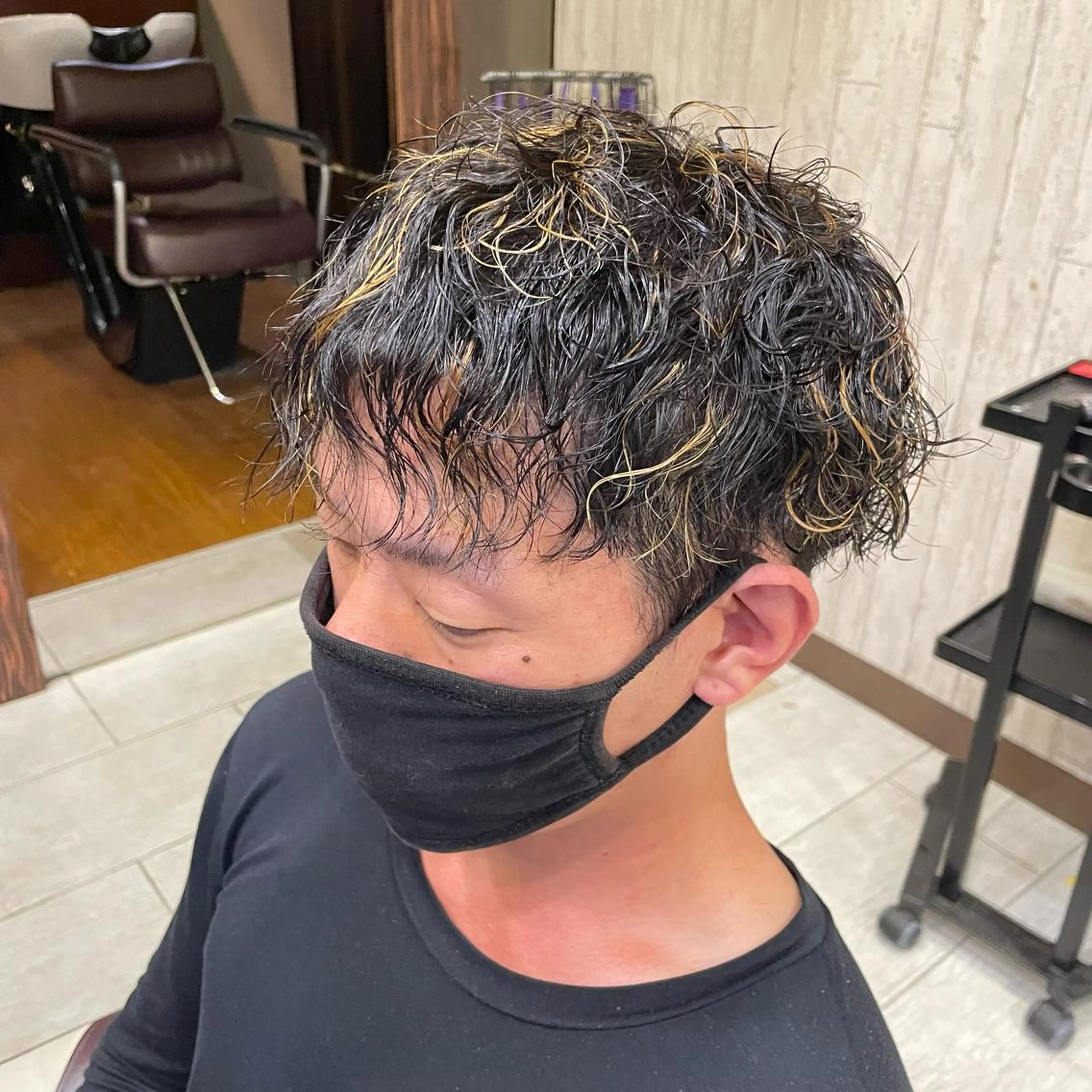 ショート パーマ メンズ メンズハイライト メンズパーマ ツイストスパイラルパーマ ハイライト スパイラルパーマ ツイスパ/メンズ特化 🦋𝑺𝑶𝑵𝑬の眉毛・アイブロウイメージ