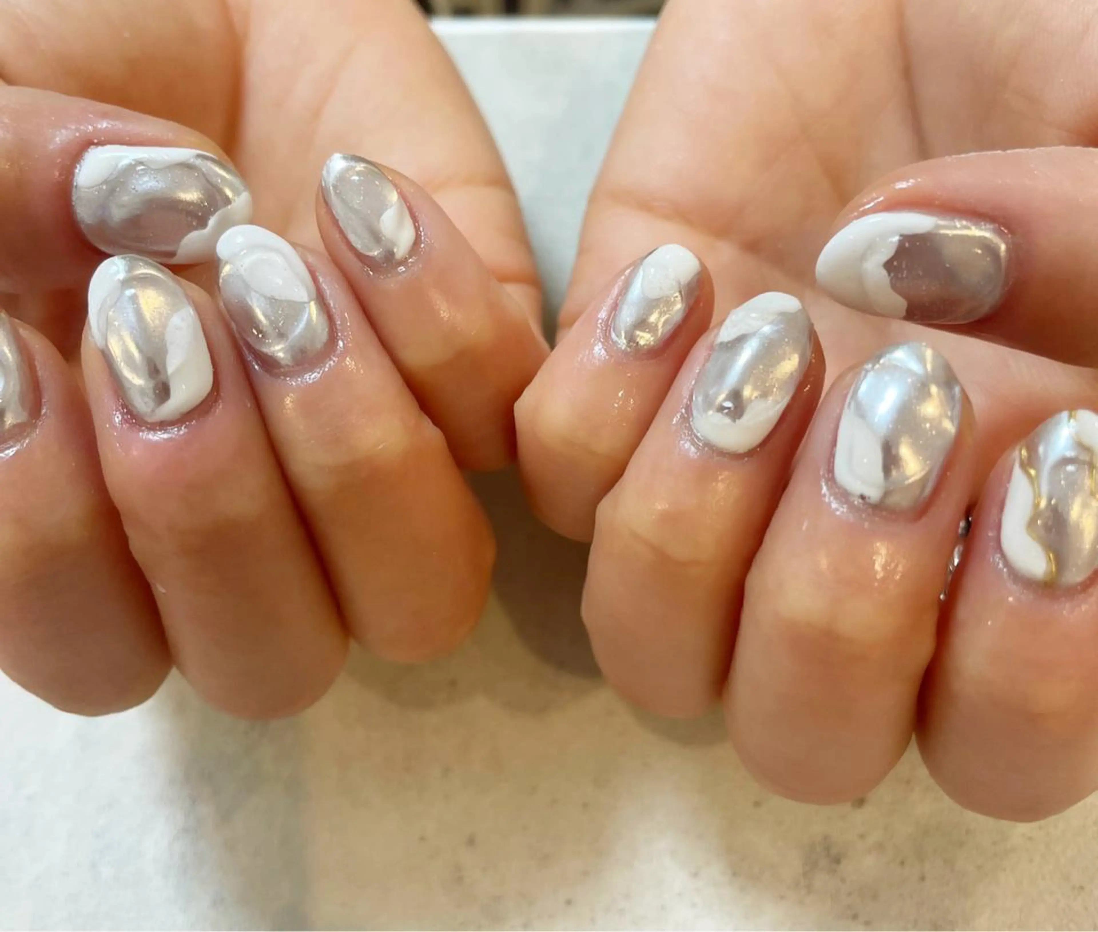 ミディアム ネイル ミラーネイル ニュアンスネイル Re:st〔リスト〕所属・ayane Re:st〔リスト〕のネイルデザイン