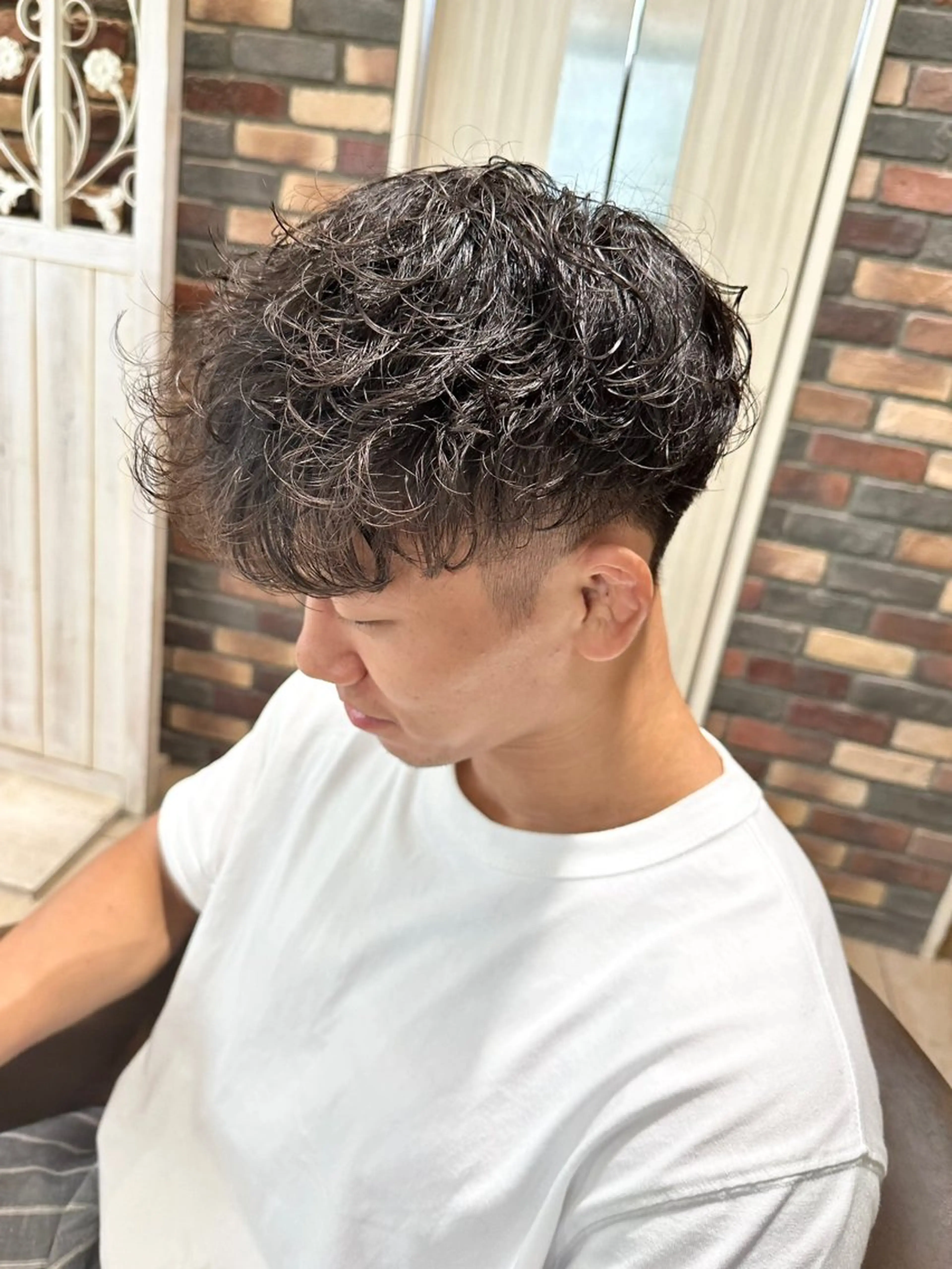 パーマ メンズ センターパート フェードカット フェザーパーマ マッシュ メンズパーマ カット パーマ メンズパーマ特化🔥 ツイスパ/シャドウのヘアスタイル