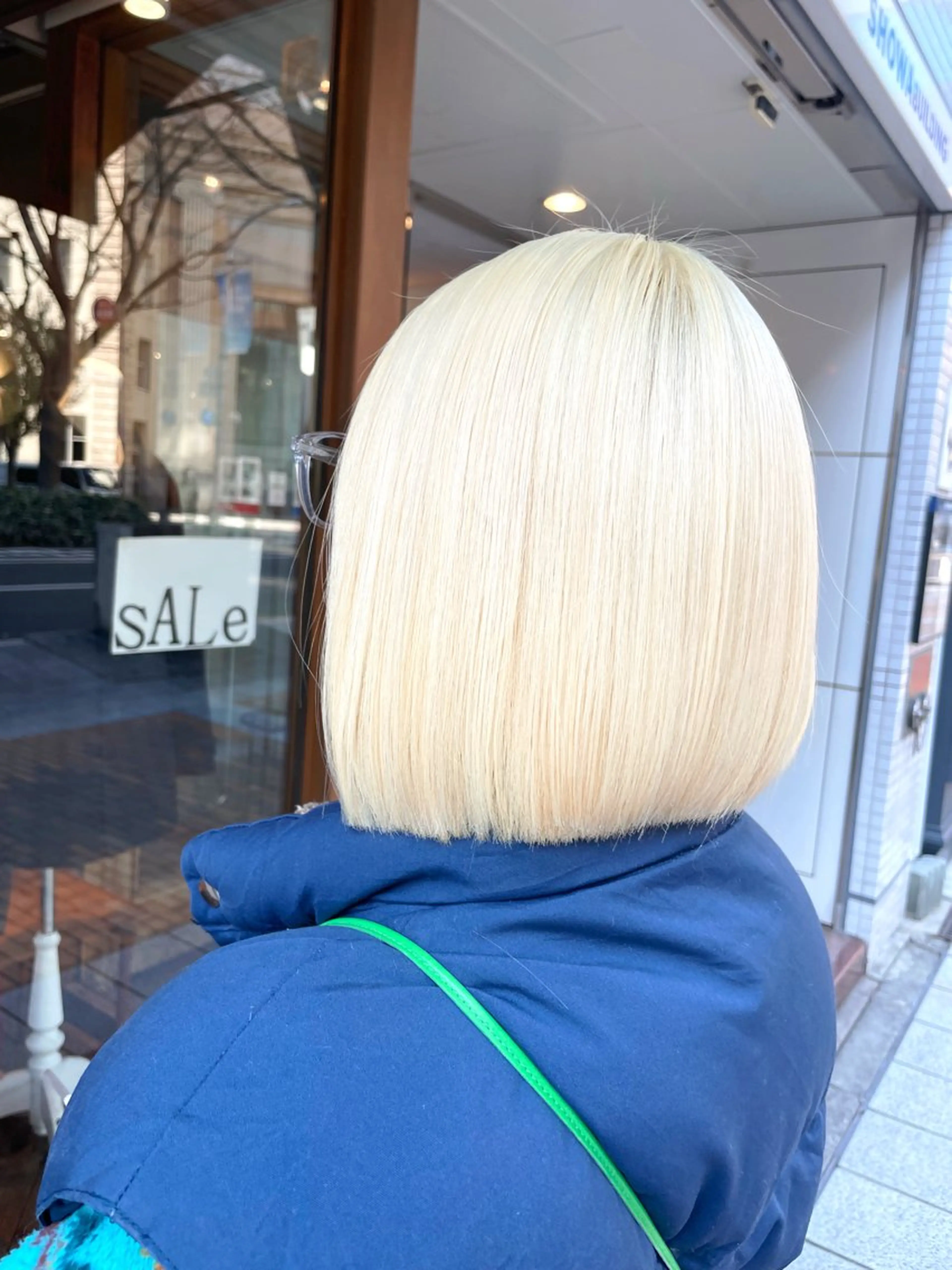 ショート カラー 切りっぱなしボブ ブリーチ 抜きっぱなしブロンド ボブ カット ヘアカラー トリートメント VERONIQUE所属・山本 雅由のヘアスタイル