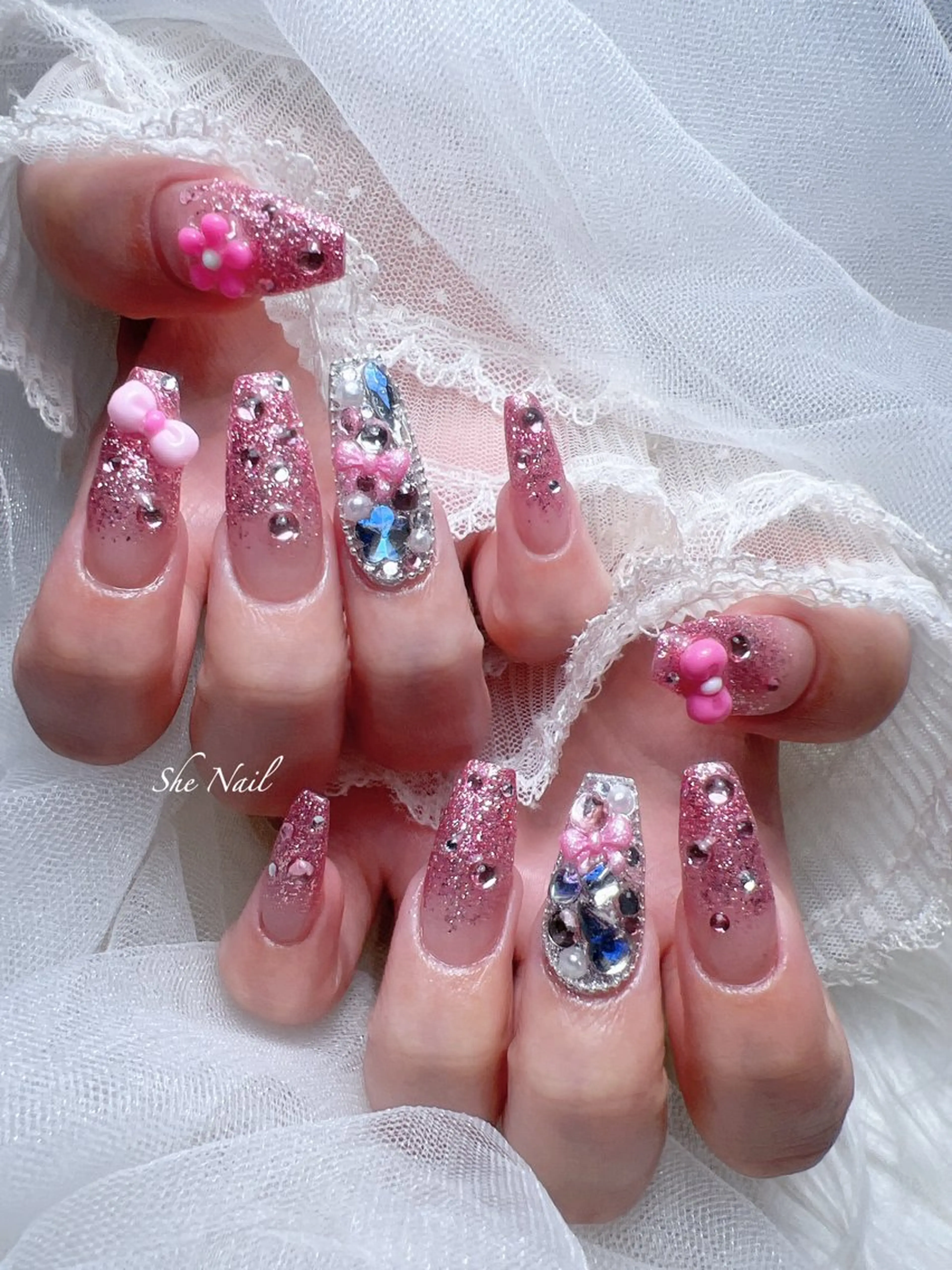 ネイル チークネイル 長さ出し グラデーション ラメ(グリッター) ラメグラデーション ハンドネイル She Nail所属・ISA_ BELLAのネイルデザイン
