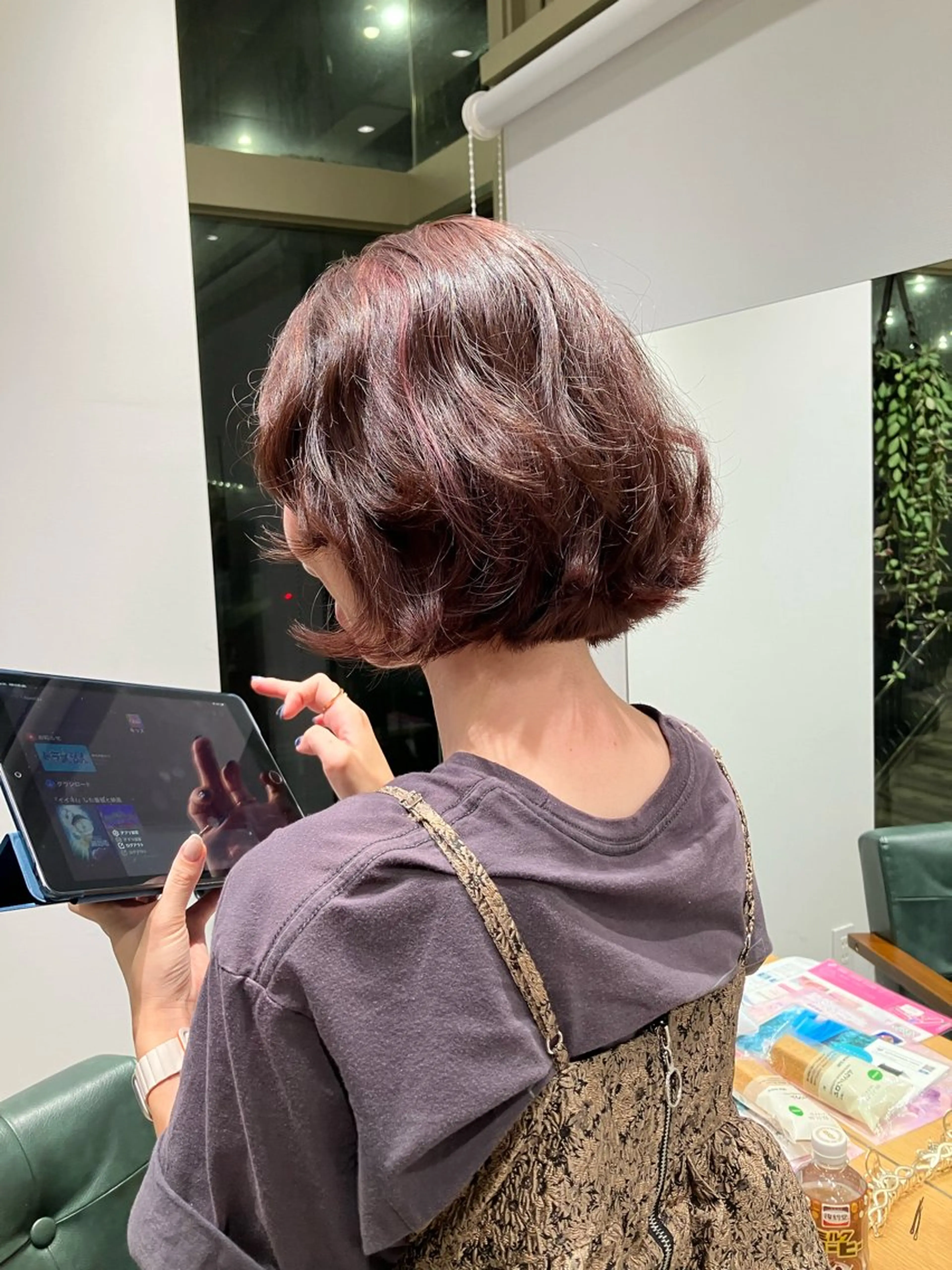 ショート ピンクブラウン ハイライト 平松 里穗のヘアスタイル