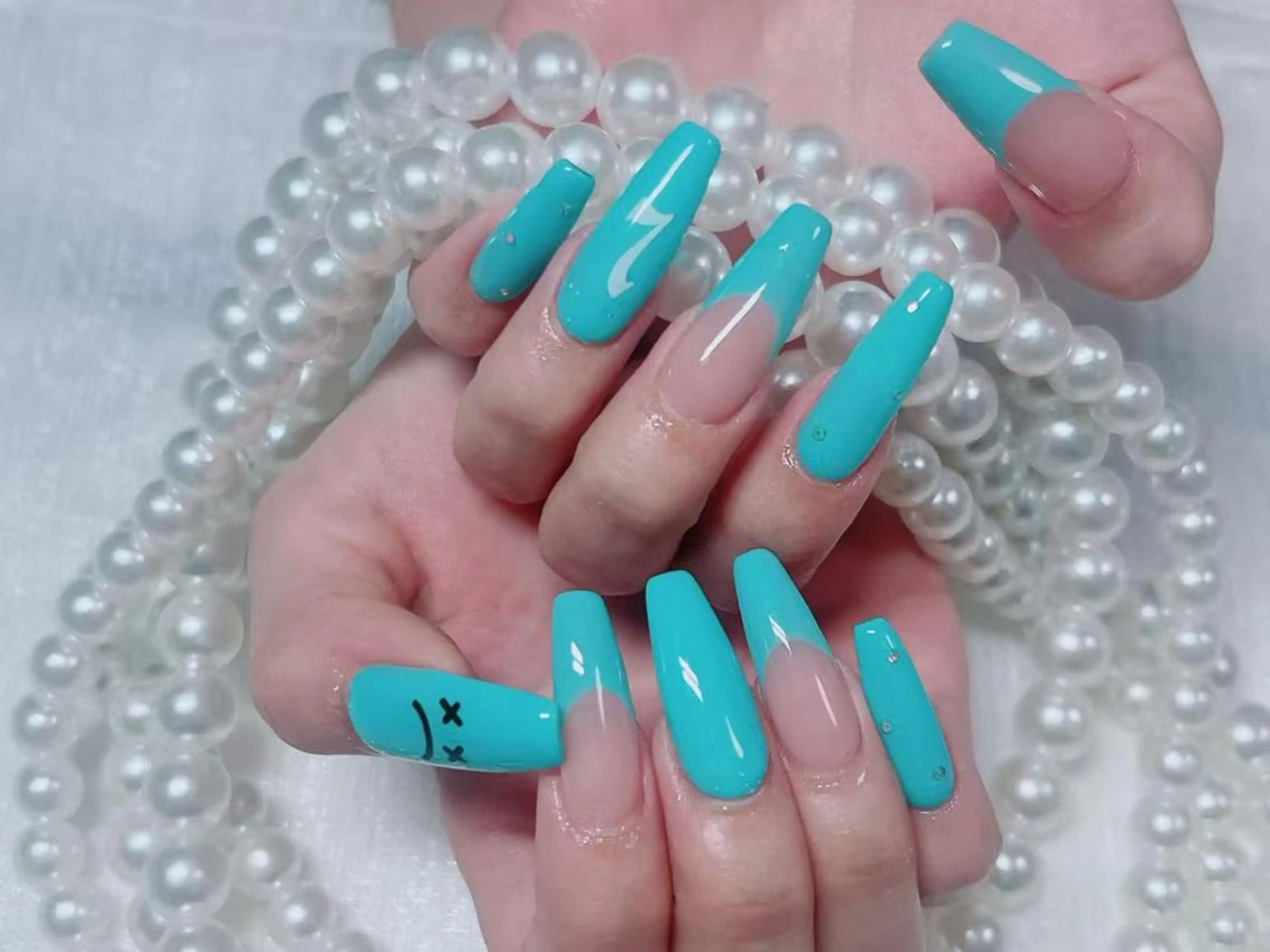 ネイル オーロラネイル 長さ出し フレンチネイル ガーリー キラキラネイル Ru na🍳のネイルデザイン