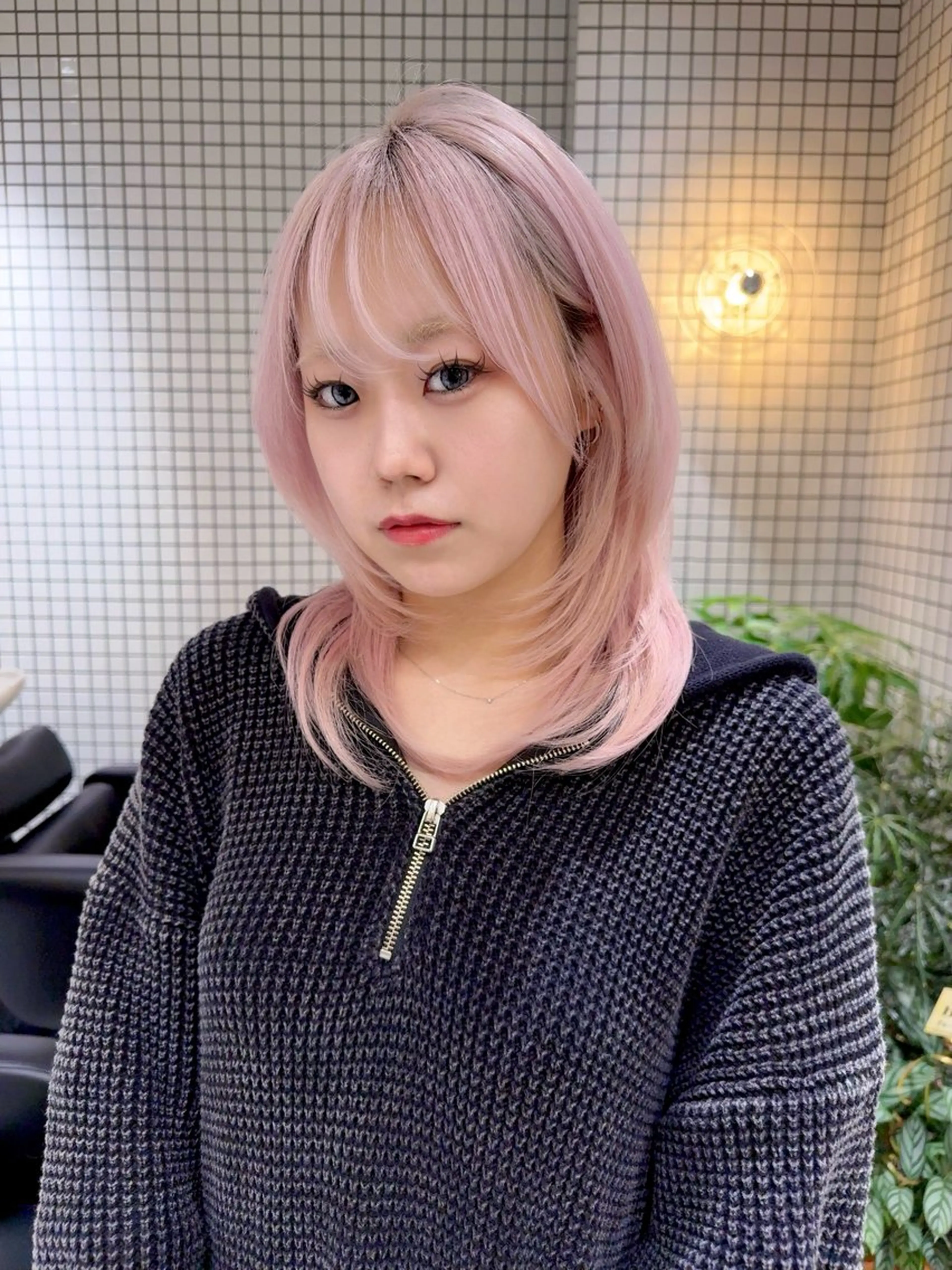 ミディアム カラー ヘアカラー ハイトーン/ 縮毛矯正のヘアスタイル