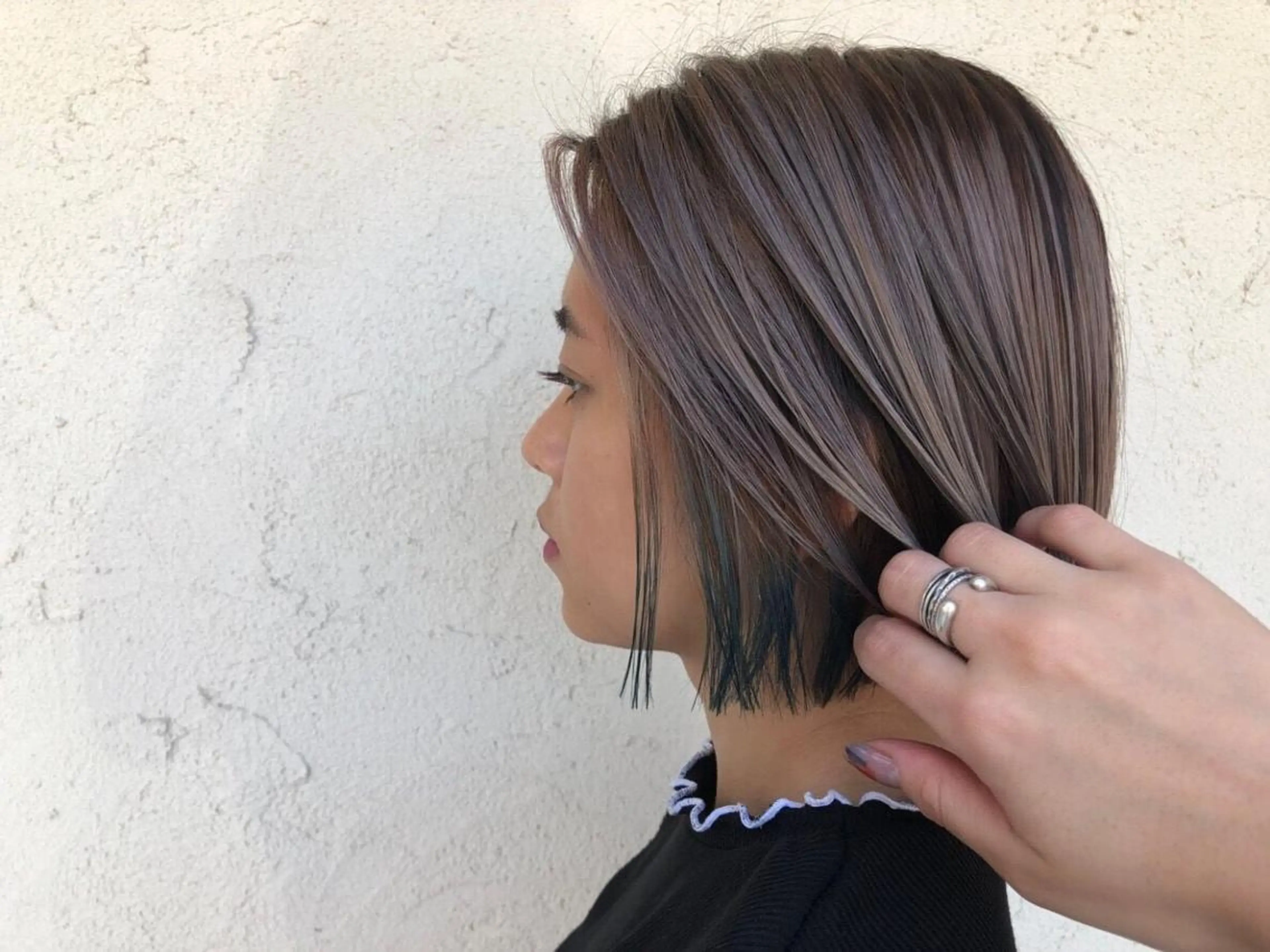 セミロング シールエクステ/ ハイトーンカラーのヘアスタイル