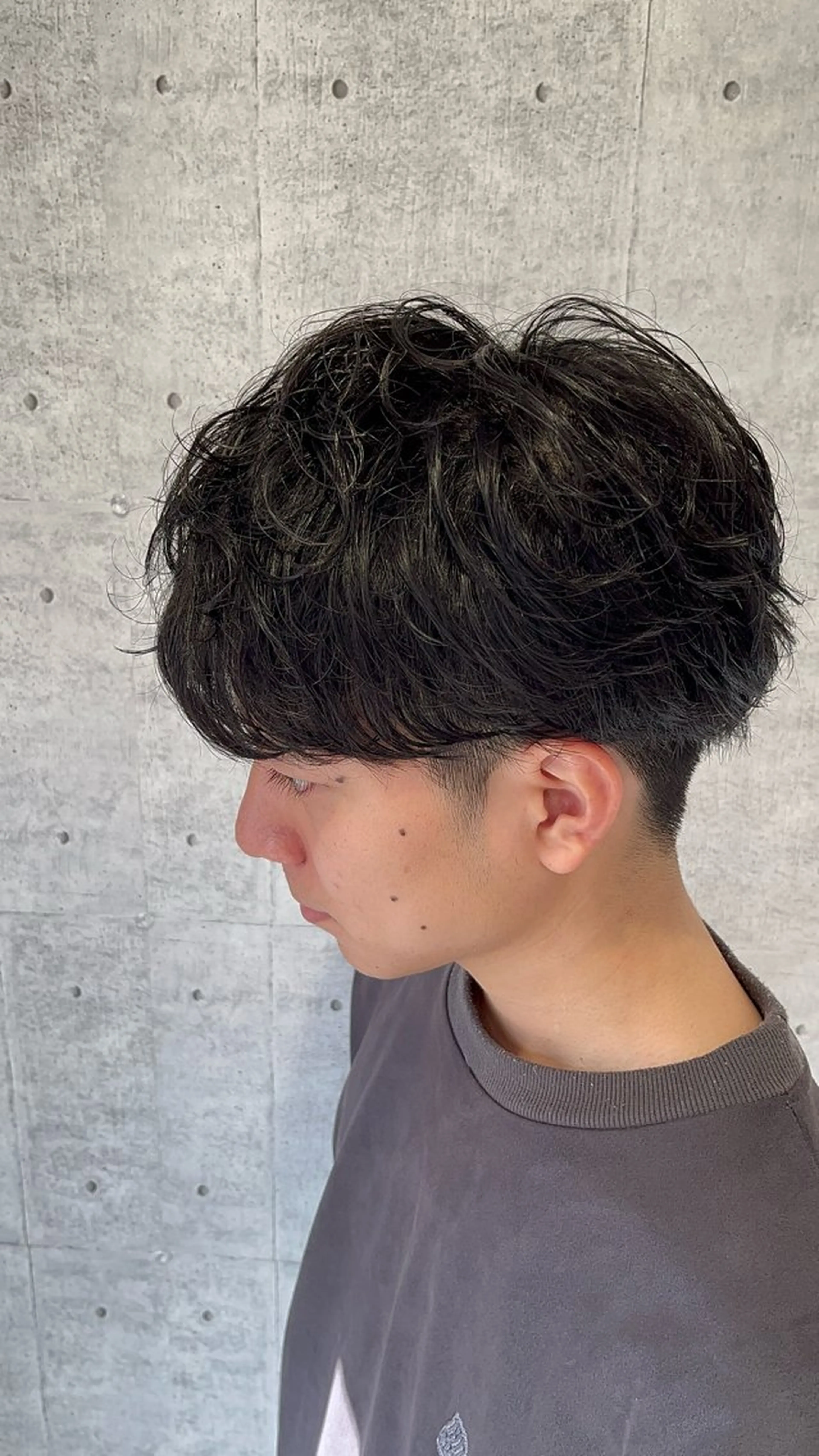 パーマ メンズ メンズブリーチ センターパート フェードカット マッシュ メンズパーマ カット パーマ トリートメント ヘアセット 【メンズパーマ✨️ フェザーパーマ】岩城のヘアスタイル