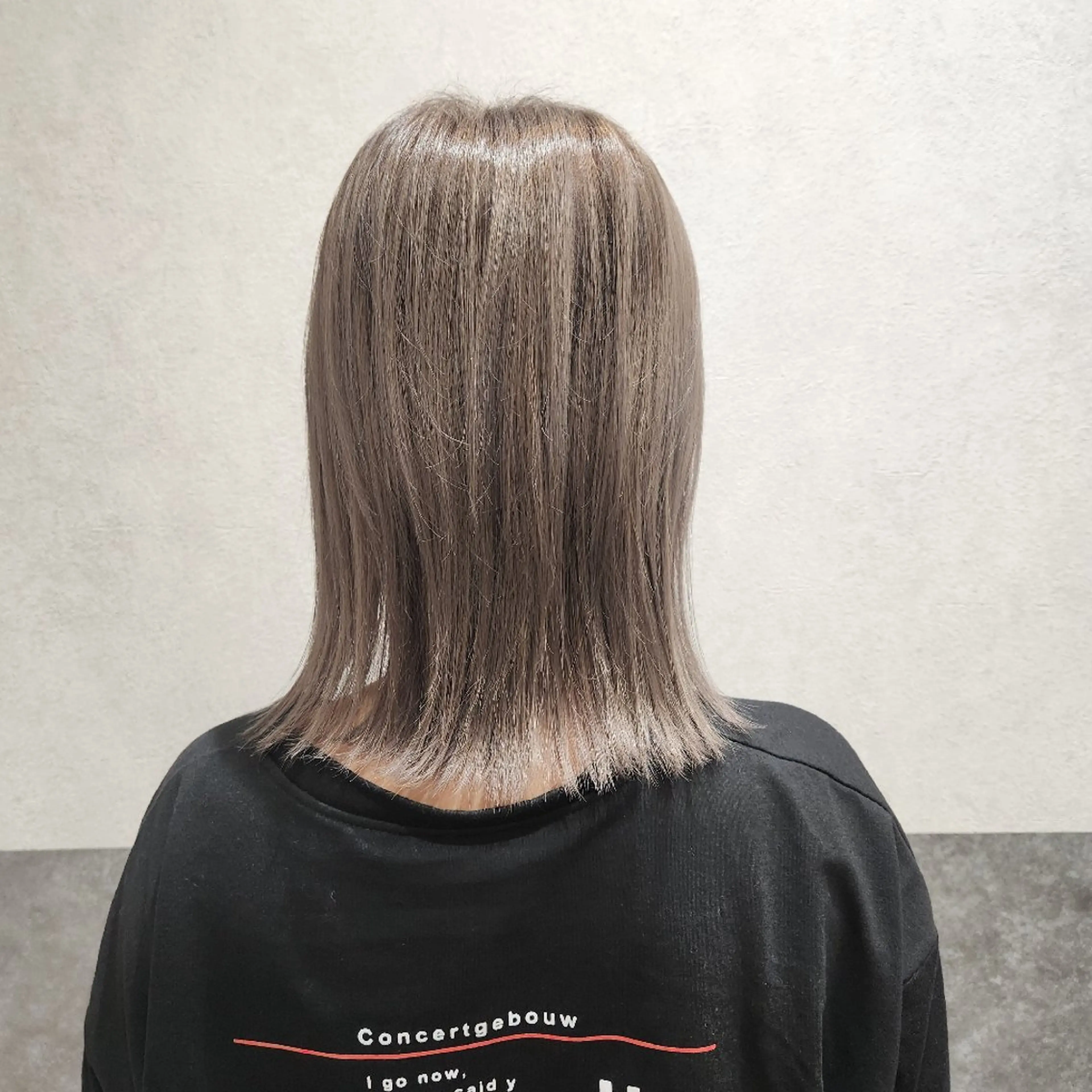 カラー ミディアム ブリーチ グレージュ O.hair designers所属・シールエクステ🎀 ホシノ🕒ユウカのヘアスタイル