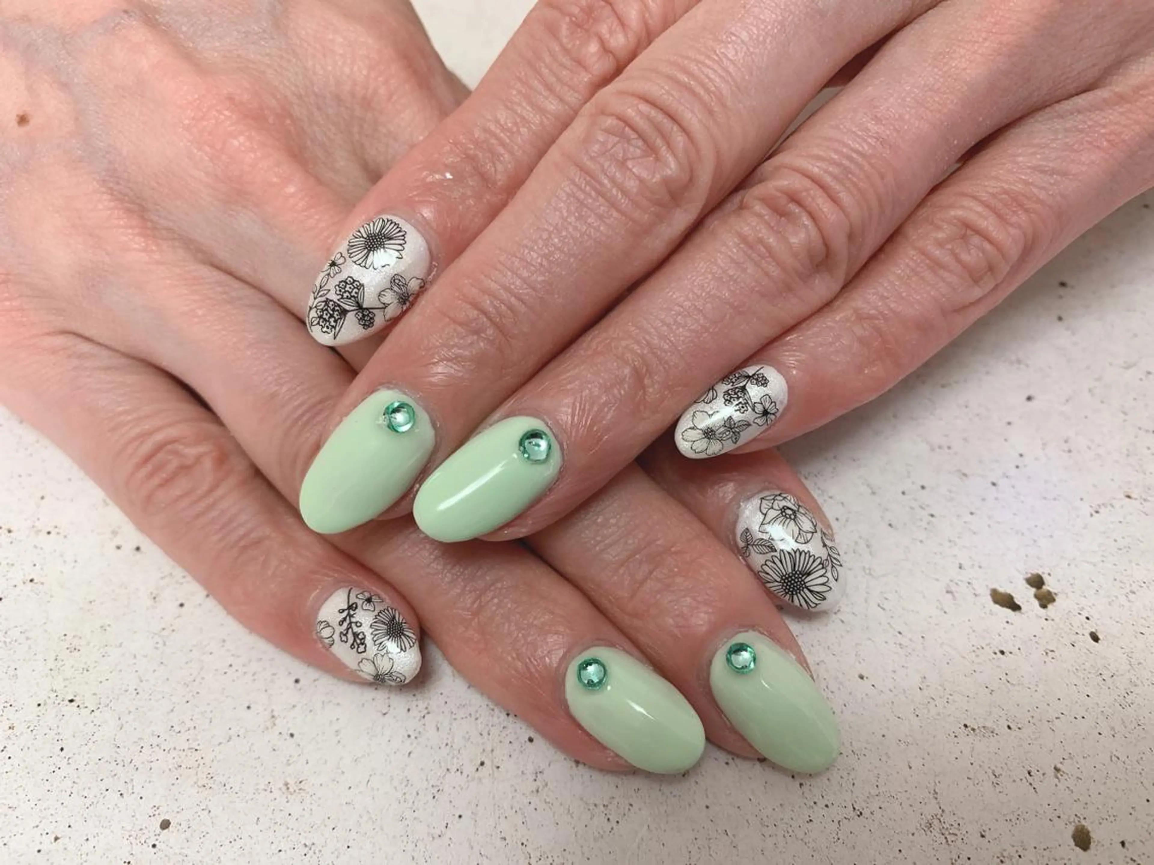 ネイル ストーンネイル nico.nico.mark NAIL所属・小林 梓のエステ・リラクイメージ